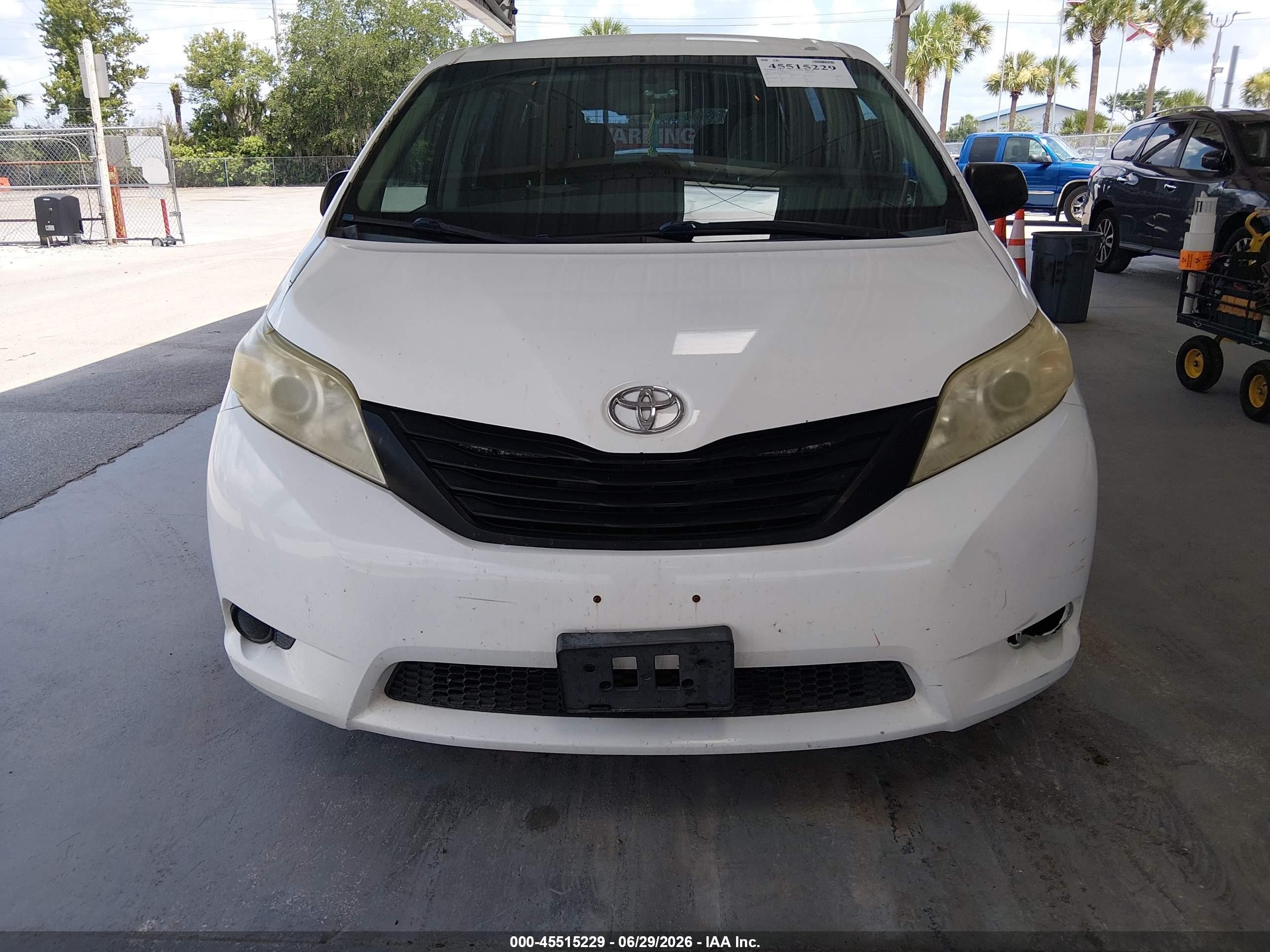 2012 Toyota Sienna Base 7 Passenger White vin: 5TDKA3DC6CS011078