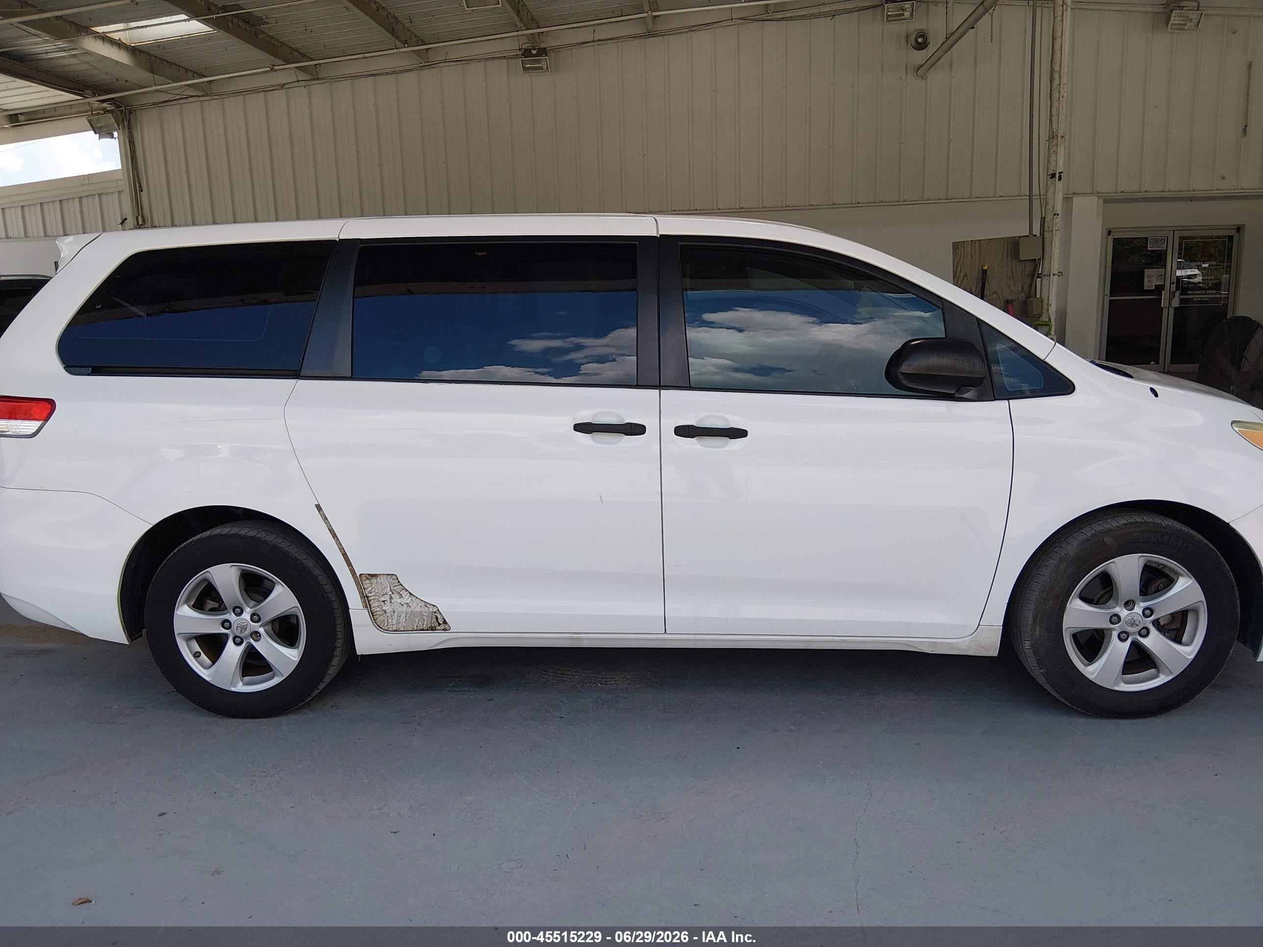 2012 Toyota Sienna Base 7 Passenger White vin: 5TDKA3DC6CS011078