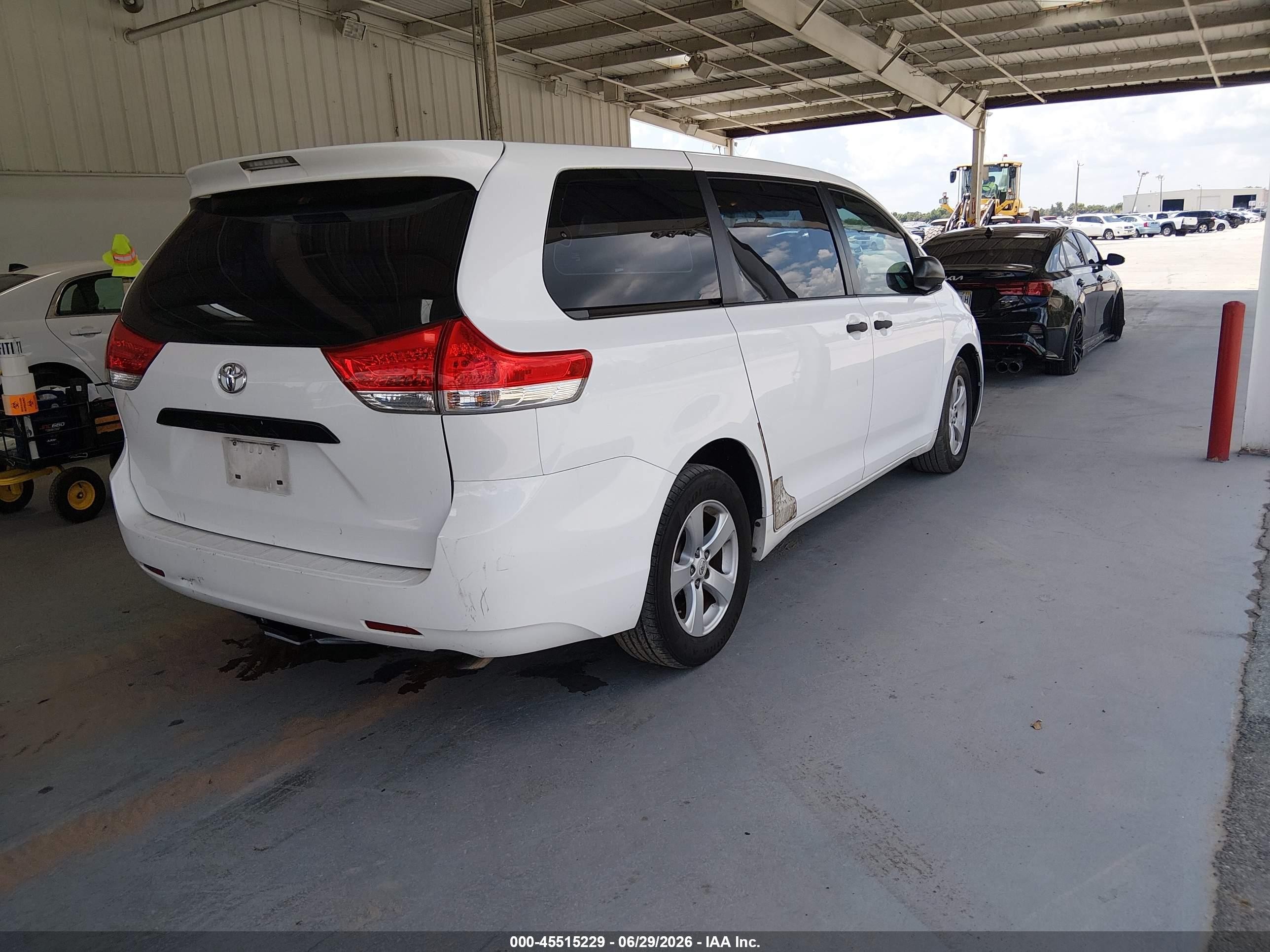 2012 Toyota Sienna Base 7 Passenger White vin: 5TDKA3DC6CS011078