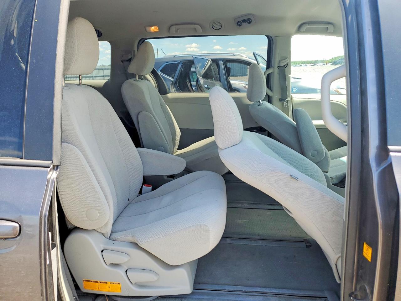 2012 Toyota Sienna Base 7-passenger Серый vin: 5TDKA3DC6CS012652