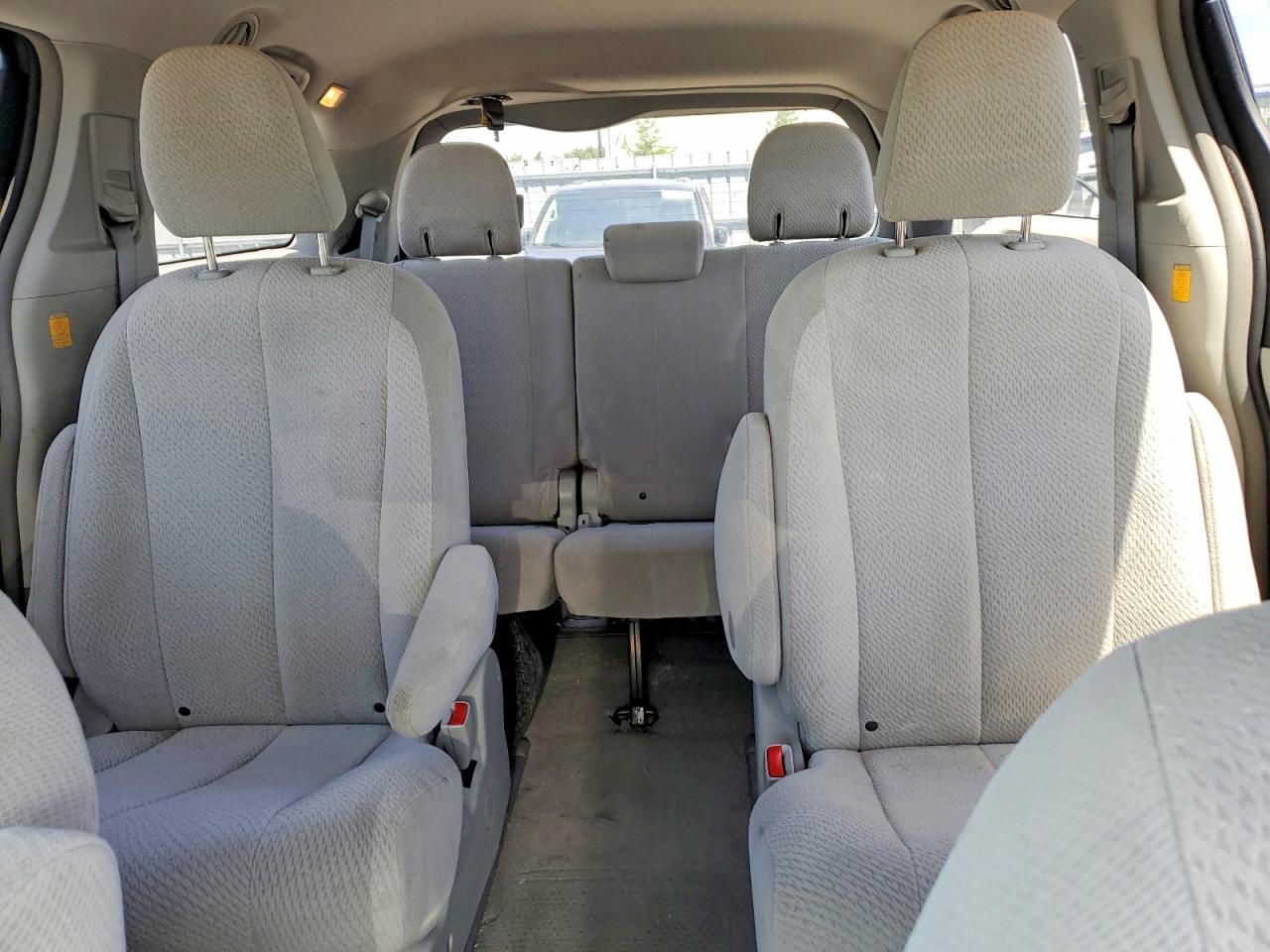 2012 Toyota Sienna Base 7-passenger Серый vin: 5TDKA3DC6CS012652