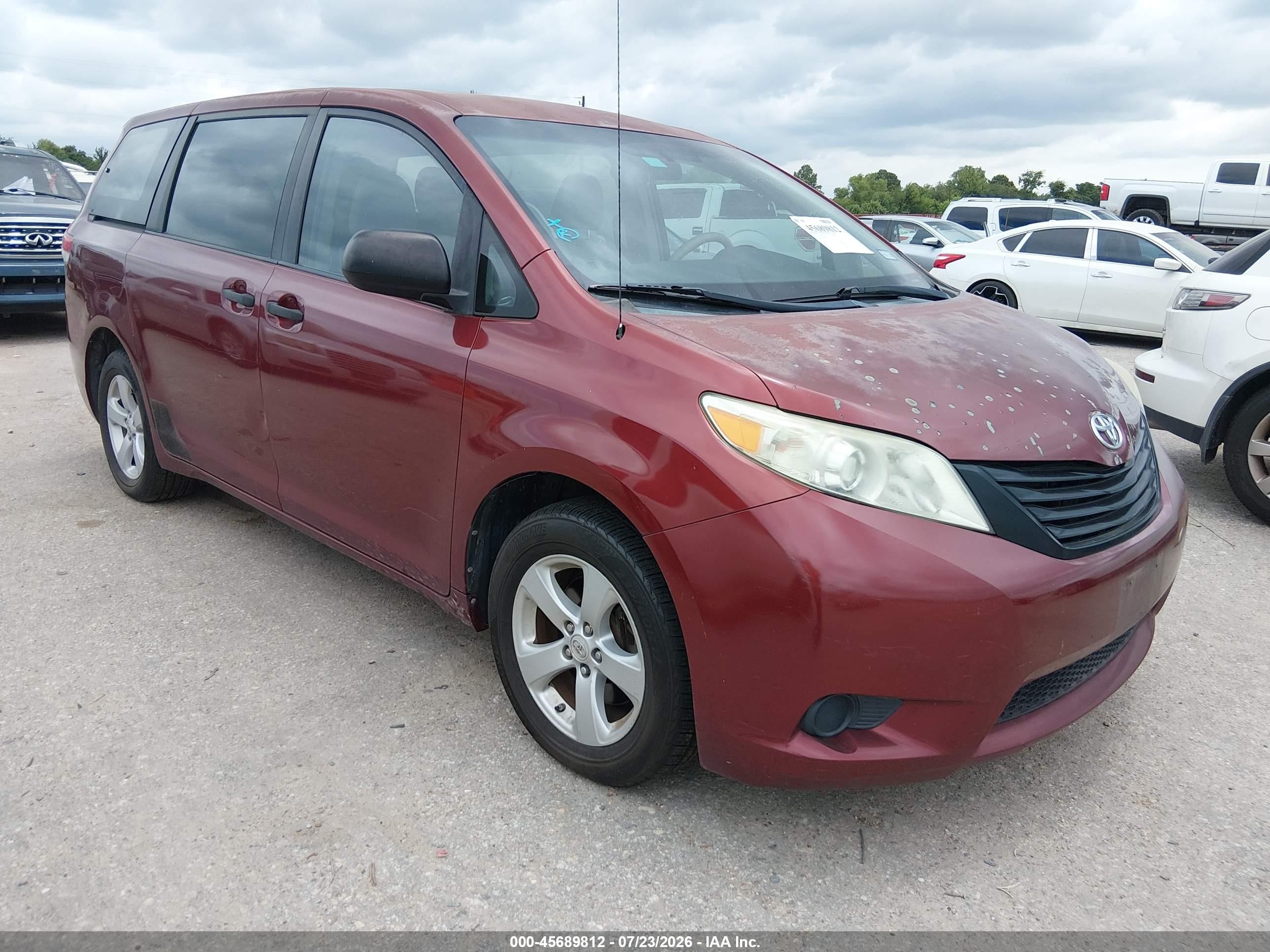 2011 Toyota Sienna   Red vin: 5TDKA3DC7BS004753