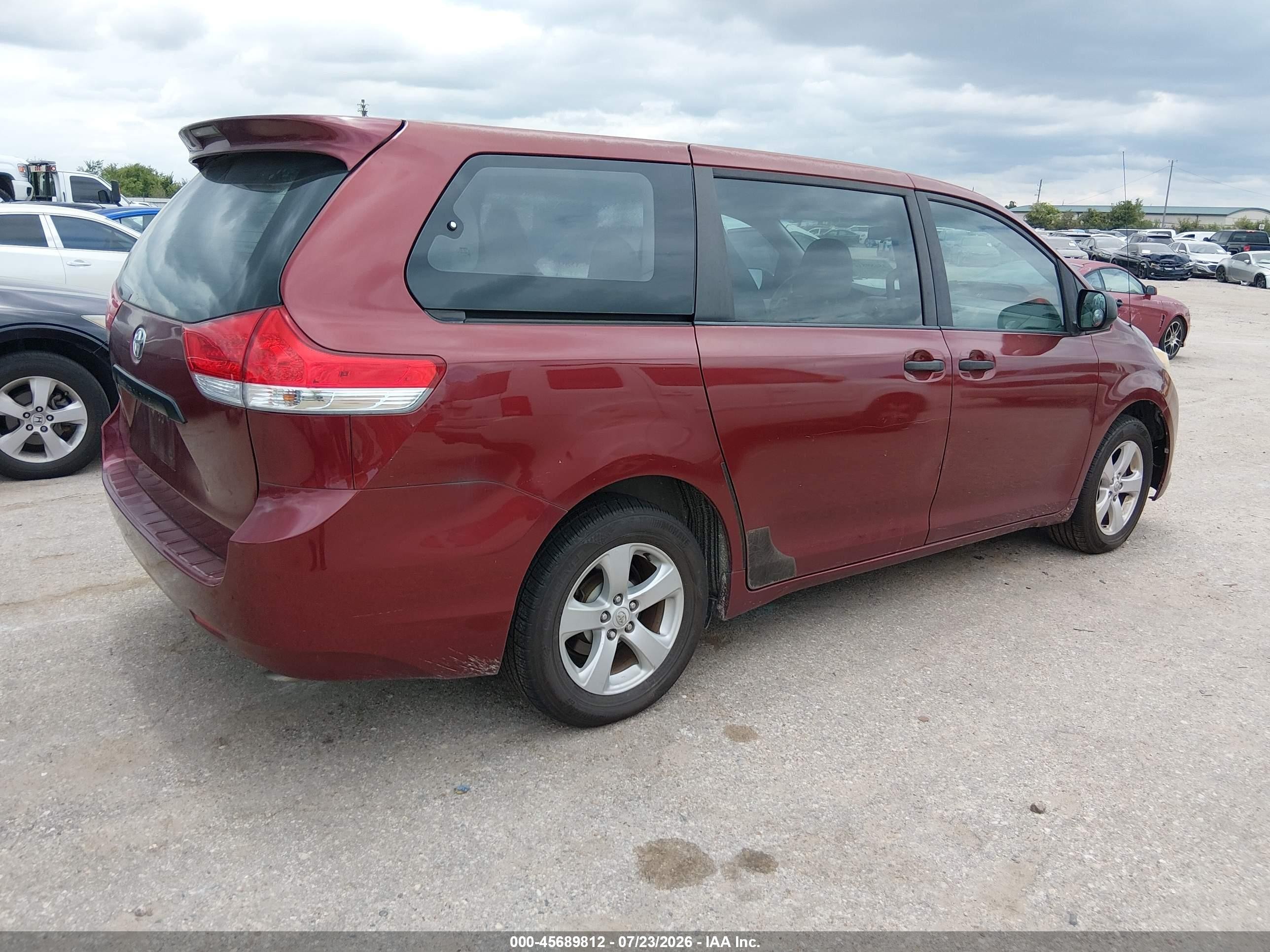 2011 Toyota Sienna   Red vin: 5TDKA3DC7BS004753