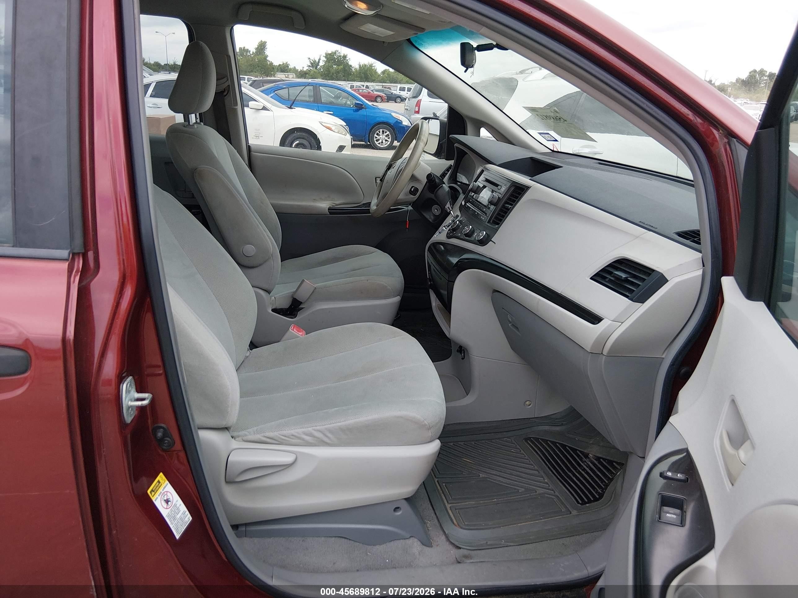 2011 Toyota Sienna   Red vin: 5TDKA3DC7BS004753
