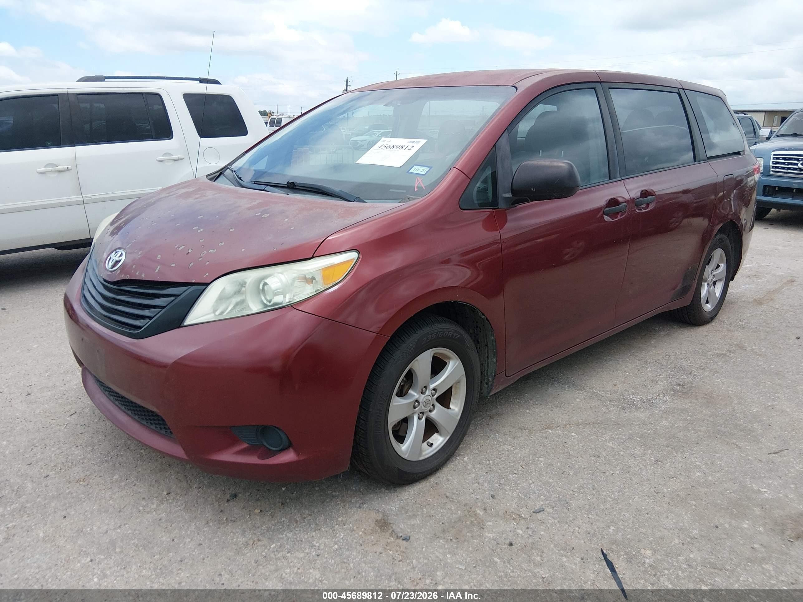 2011 Toyota Sienna   Red vin: 5TDKA3DC7BS004753