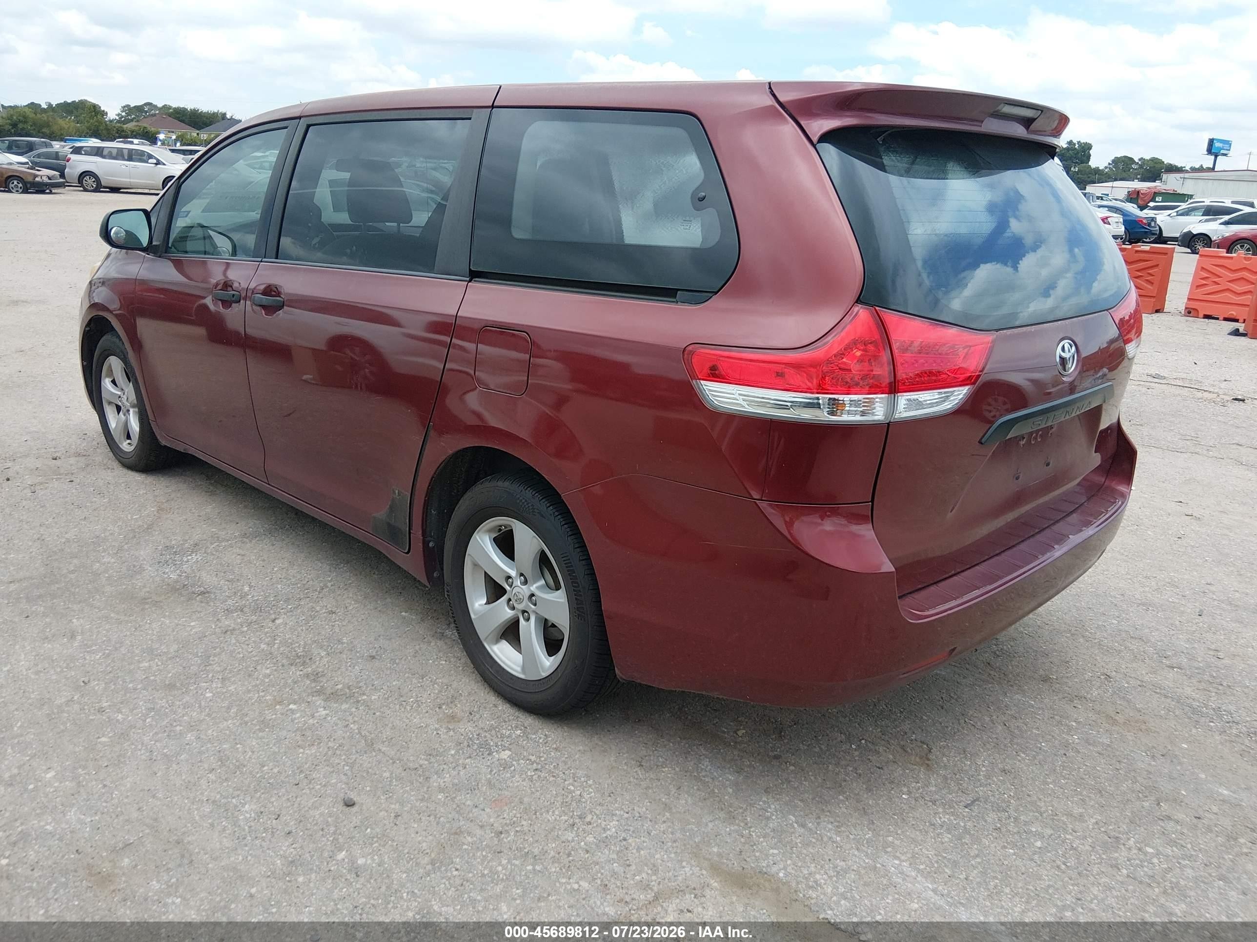 2011 Toyota Sienna   Red vin: 5TDKA3DC7BS004753