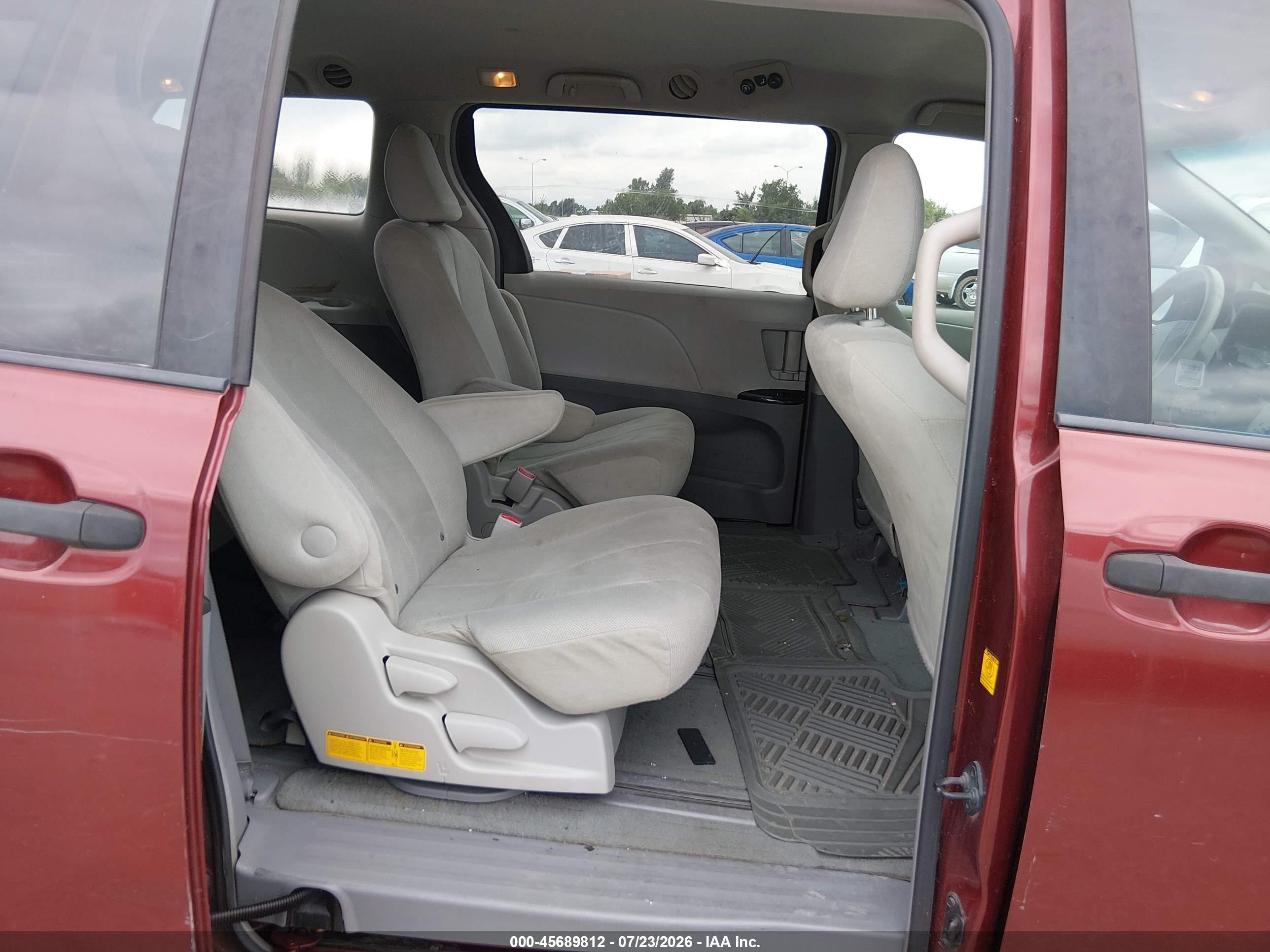 2011 Toyota Sienna   Red vin: 5TDKA3DC7BS004753