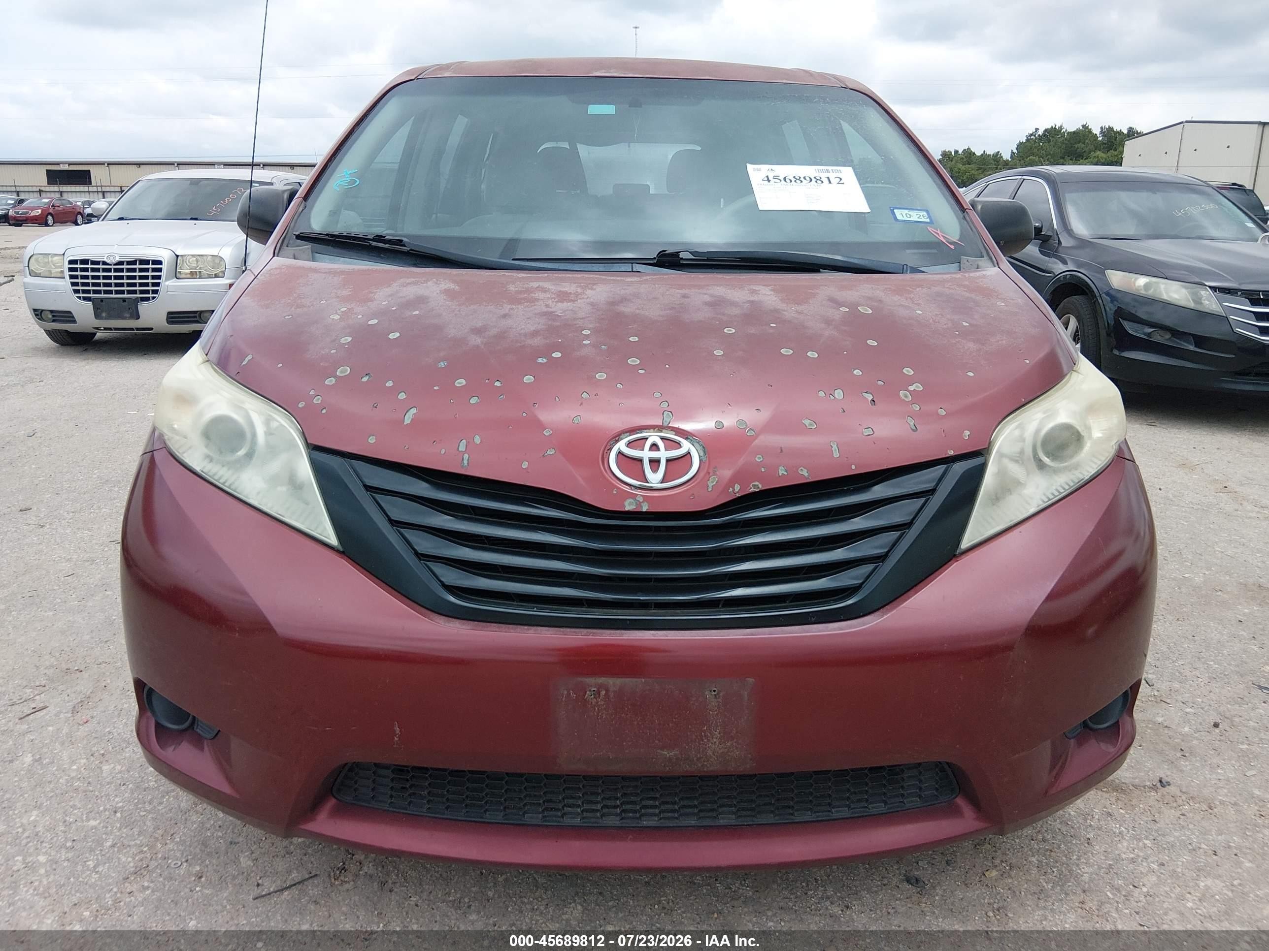 2011 Toyota Sienna   Red vin: 5TDKA3DC7BS004753