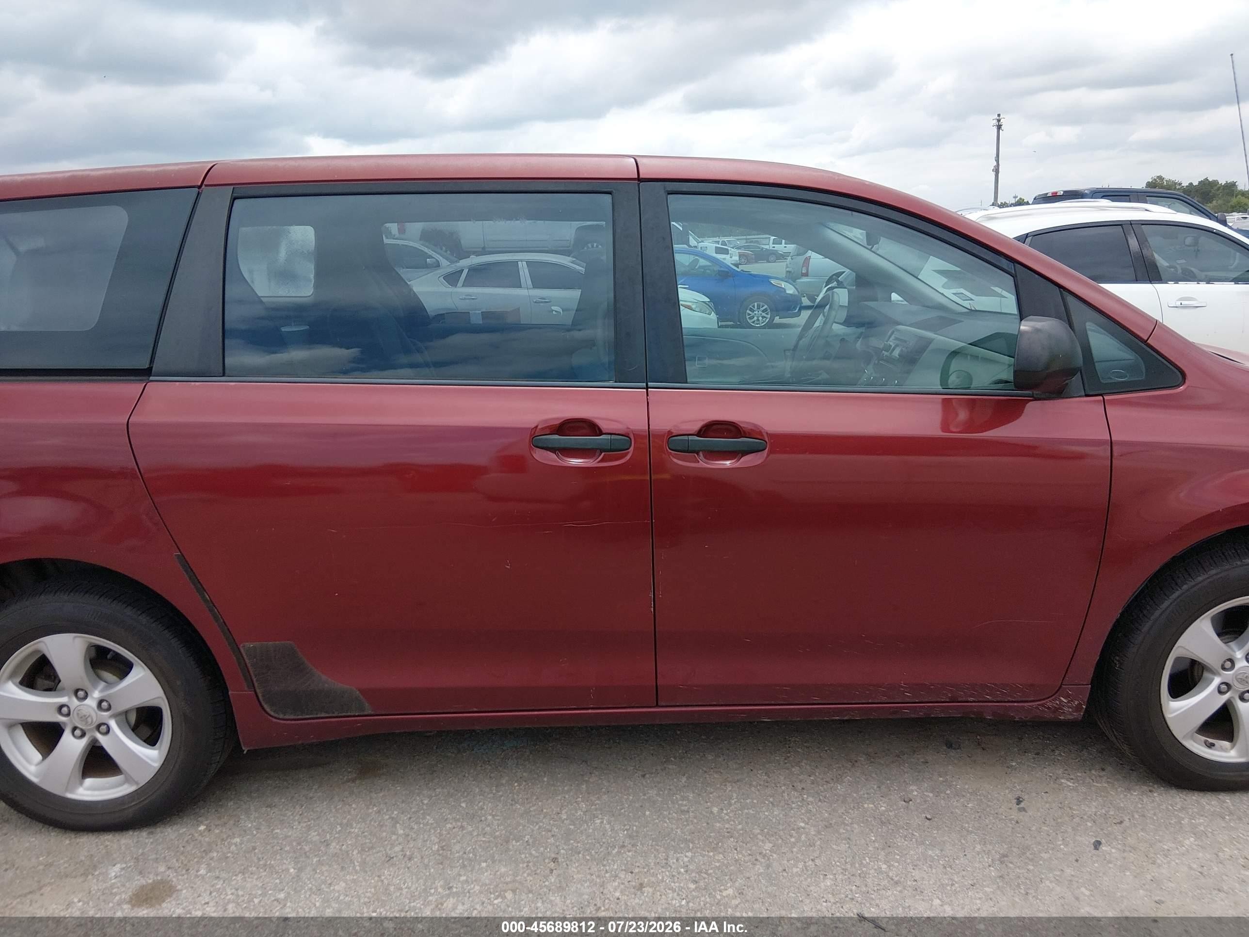 2011 Toyota Sienna   Red vin: 5TDKA3DC7BS004753
