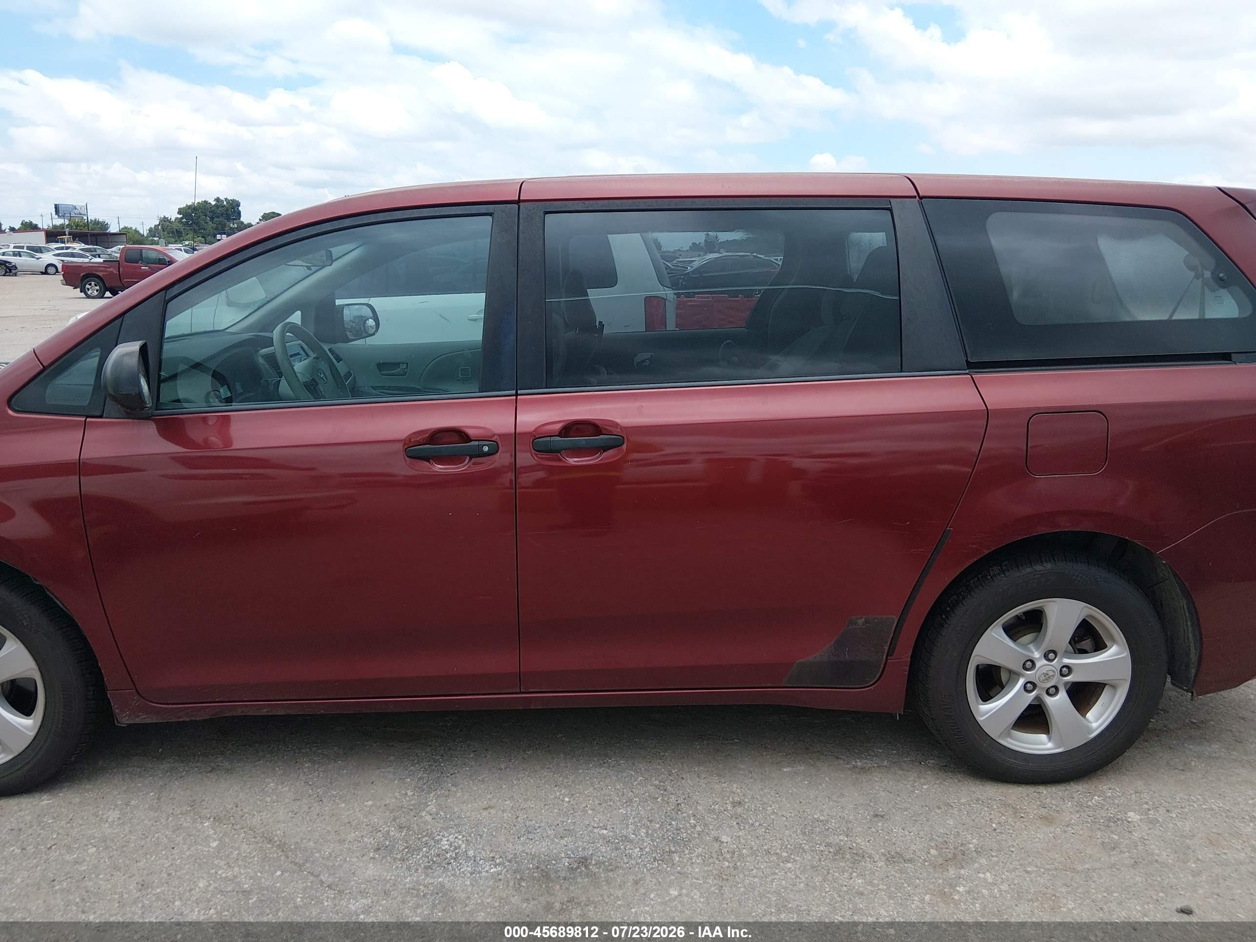 2011 Toyota Sienna   Red vin: 5TDKA3DC7BS004753