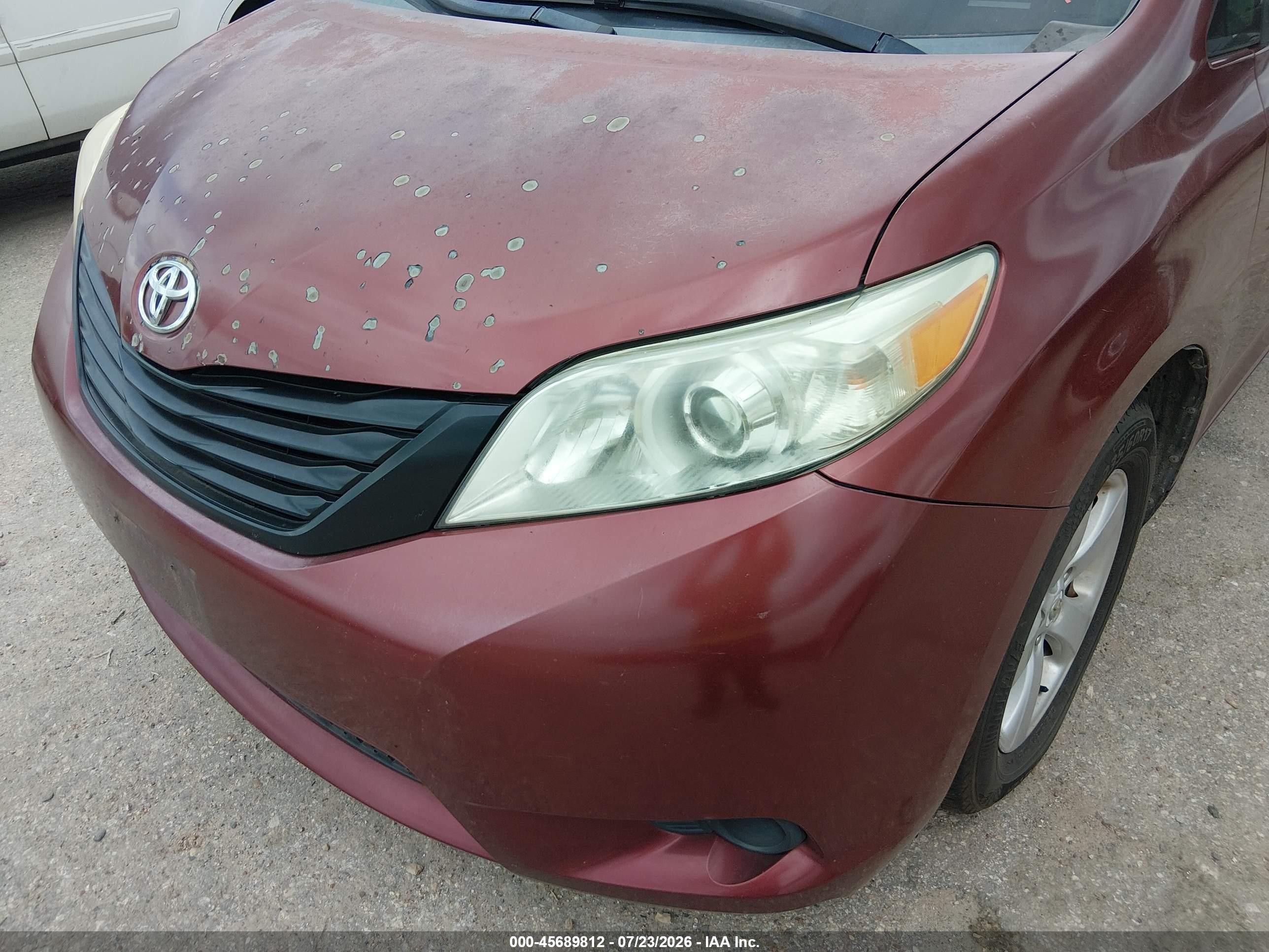 2011 Toyota Sienna   Red vin: 5TDKA3DC7BS004753