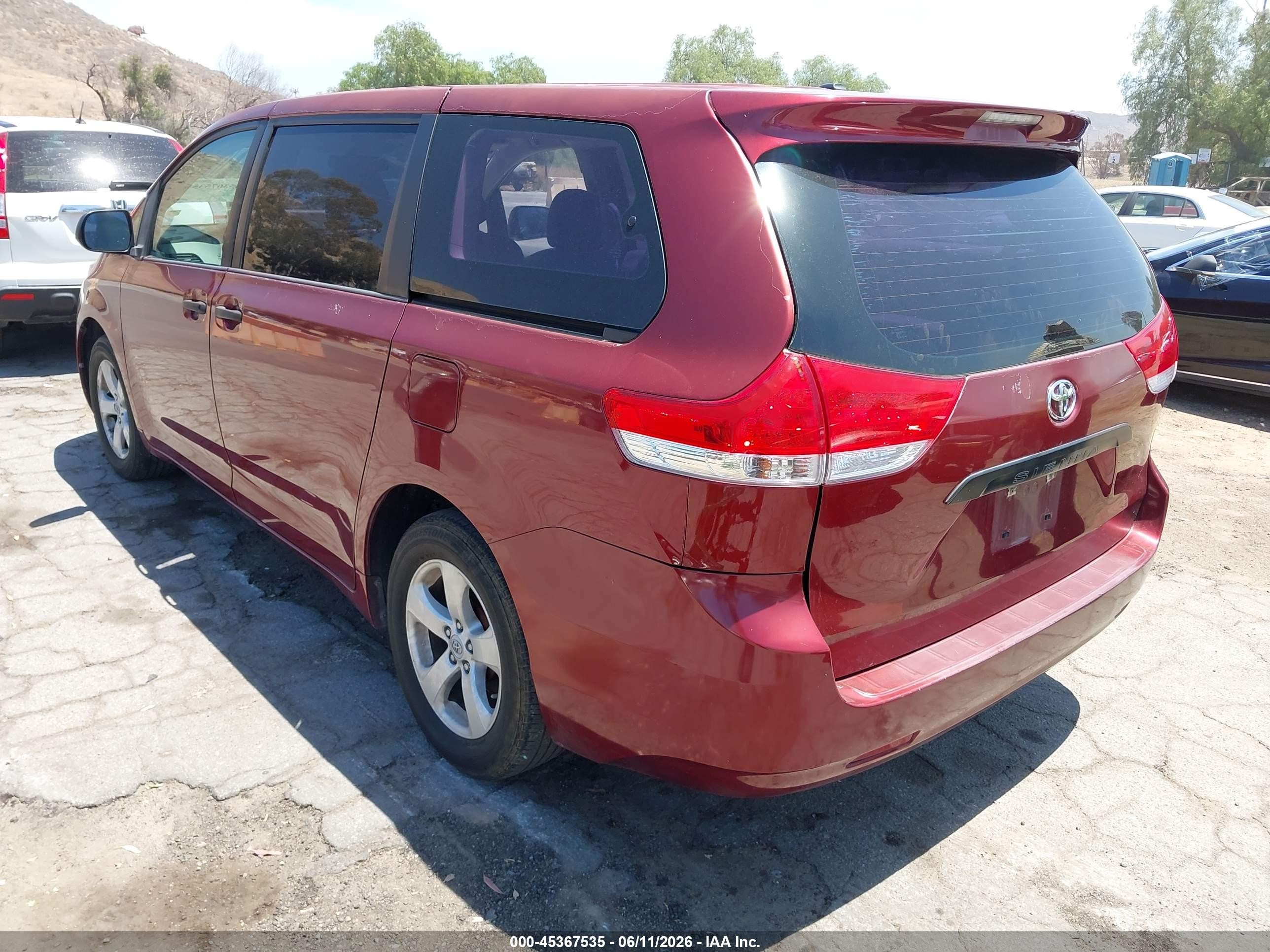 2011 Toyota Sienna   Red vin: 5TDKA3DC7BS007328
