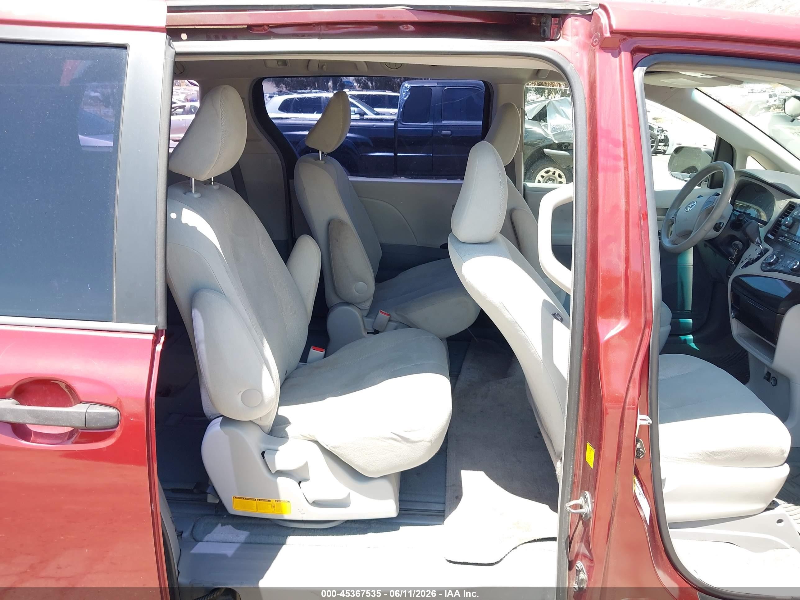 2011 Toyota Sienna   Red vin: 5TDKA3DC7BS007328