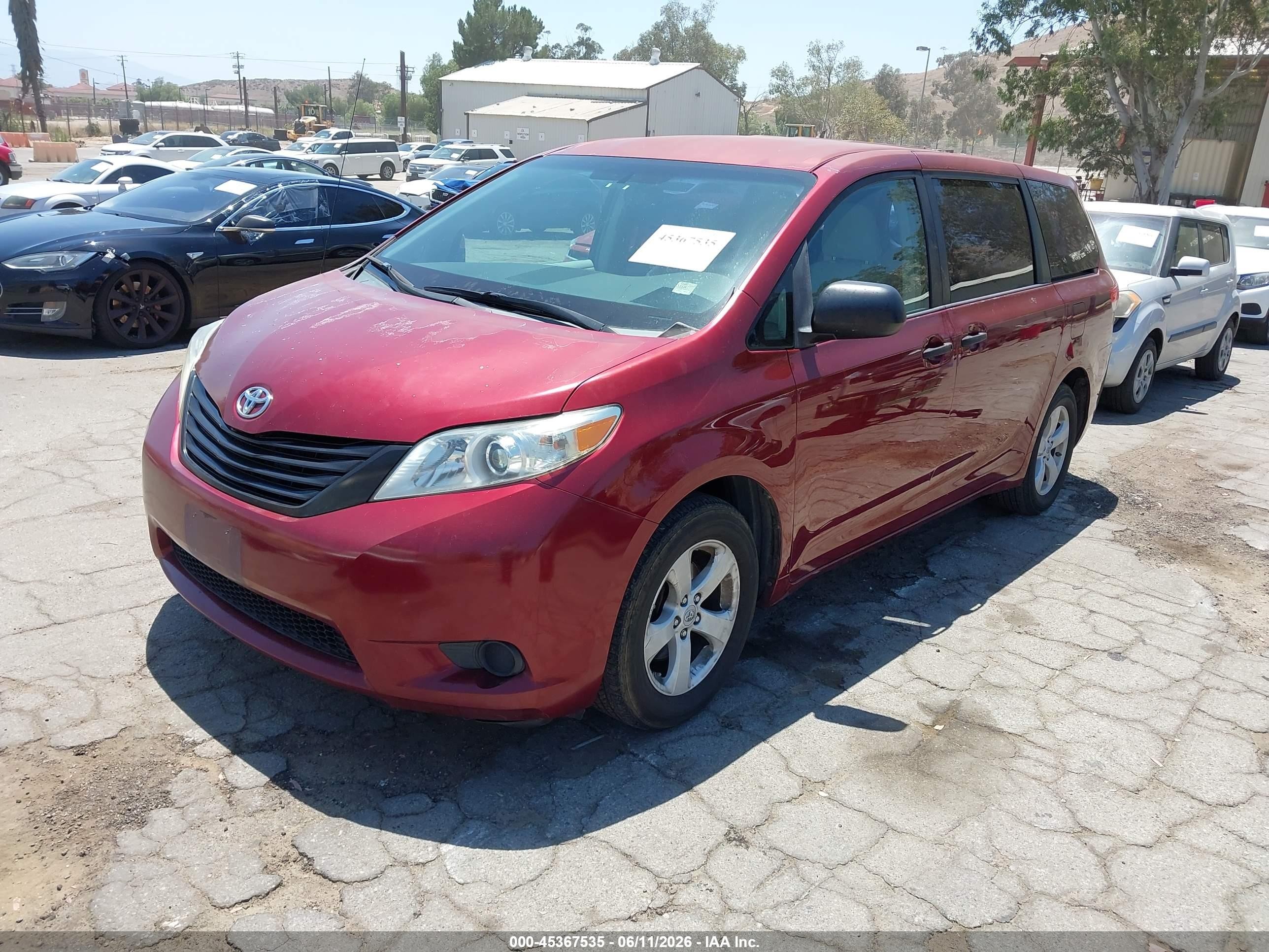 2011 Toyota Sienna   Red vin: 5TDKA3DC7BS007328