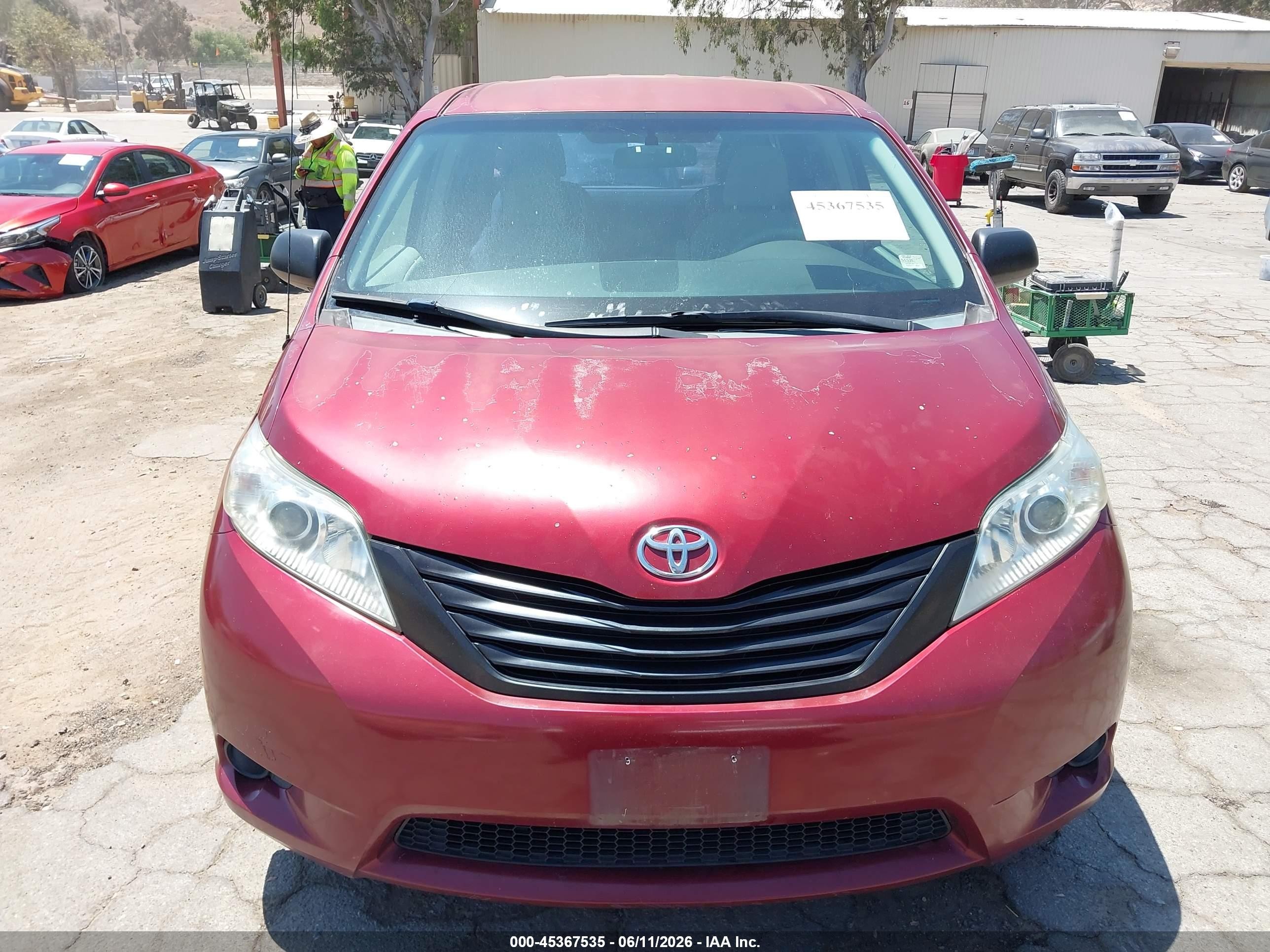 2011 Toyota Sienna   Red vin: 5TDKA3DC7BS007328