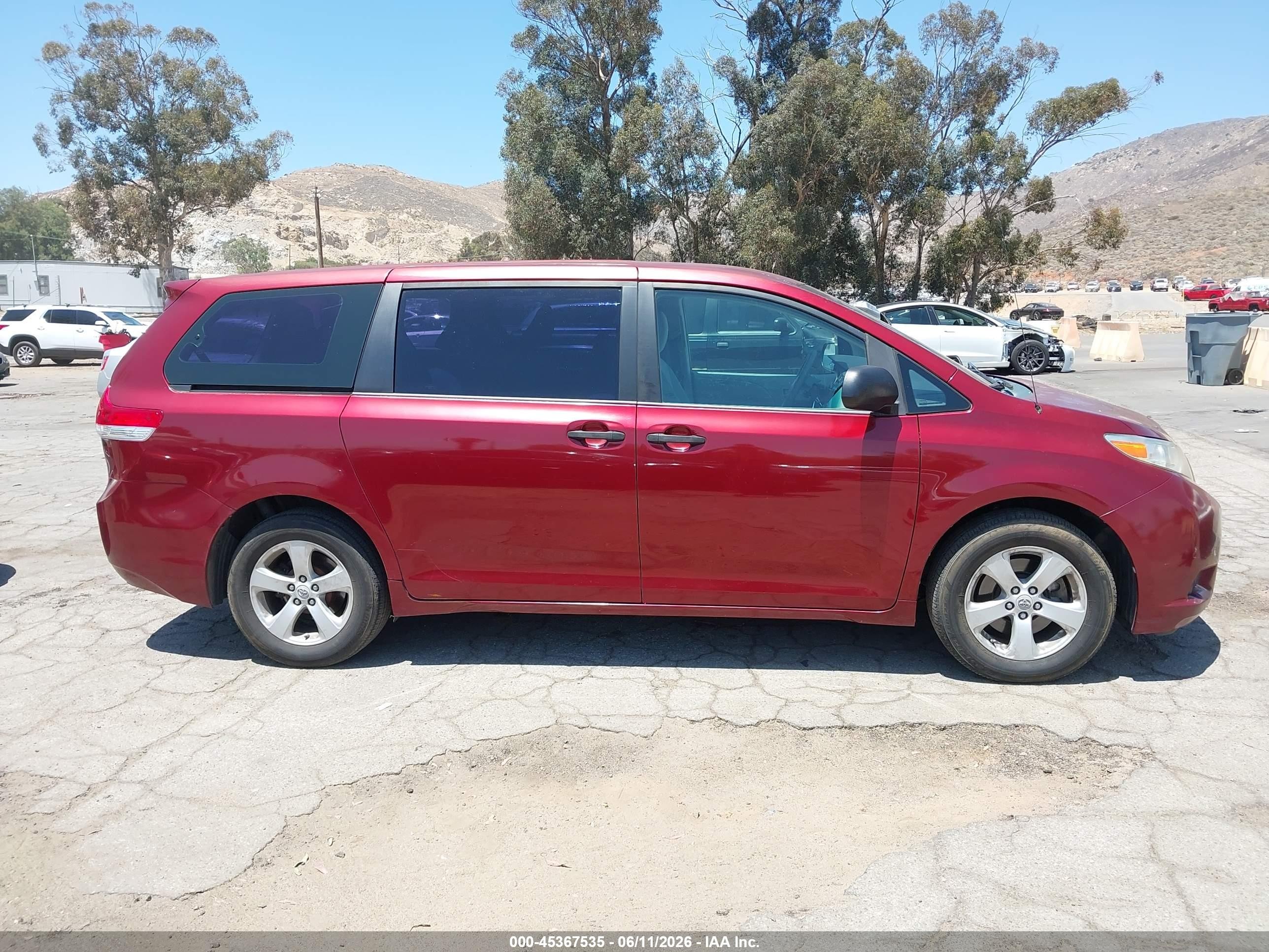 2011 Toyota Sienna   Red vin: 5TDKA3DC7BS007328