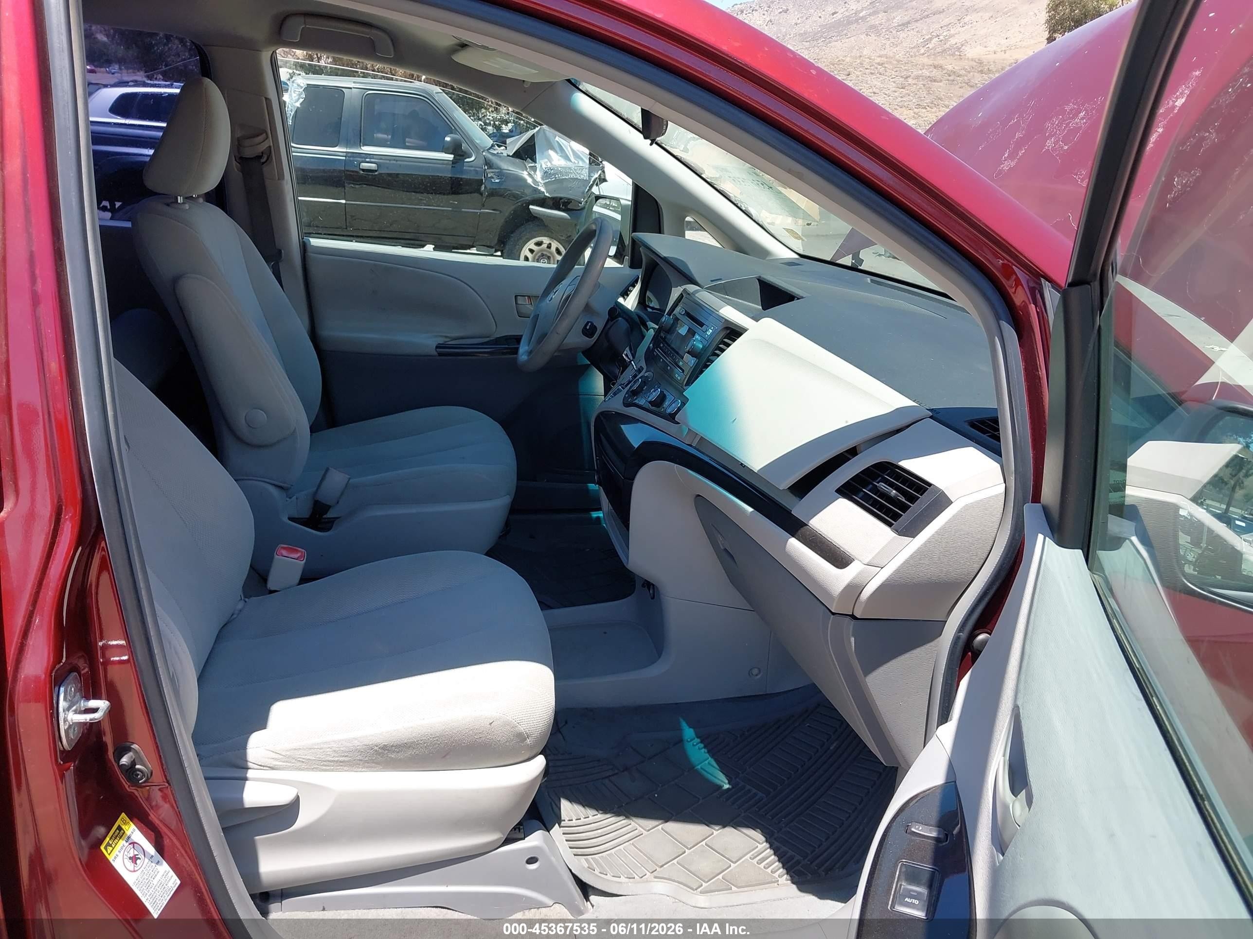 2011 Toyota Sienna   Red vin: 5TDKA3DC7BS007328