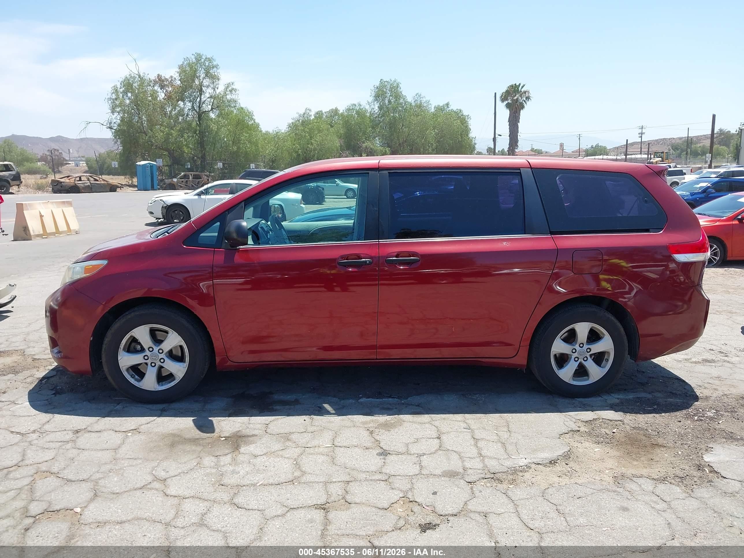 2011 Toyota Sienna   Red vin: 5TDKA3DC7BS007328