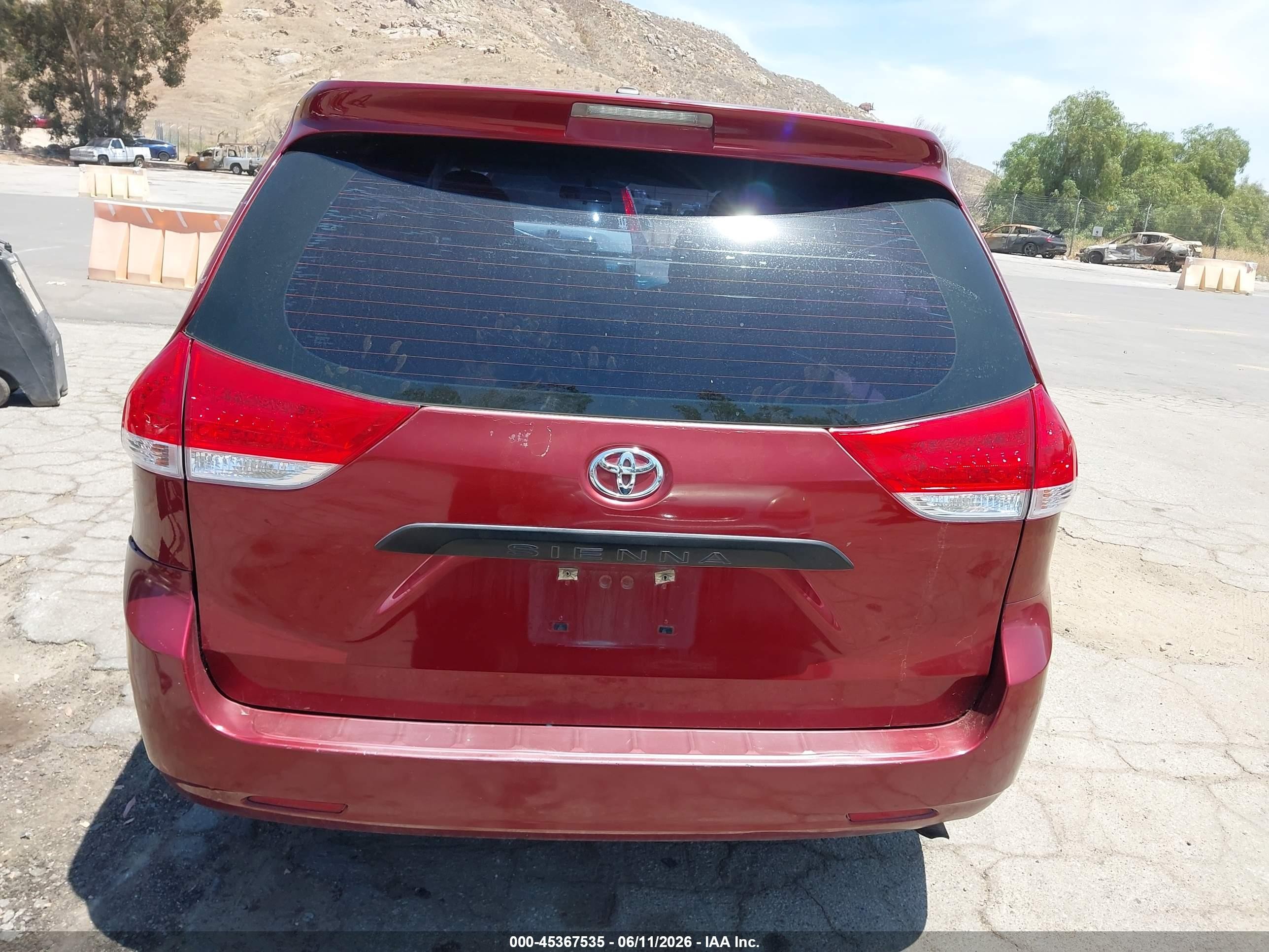 2011 Toyota Sienna   Red vin: 5TDKA3DC7BS007328