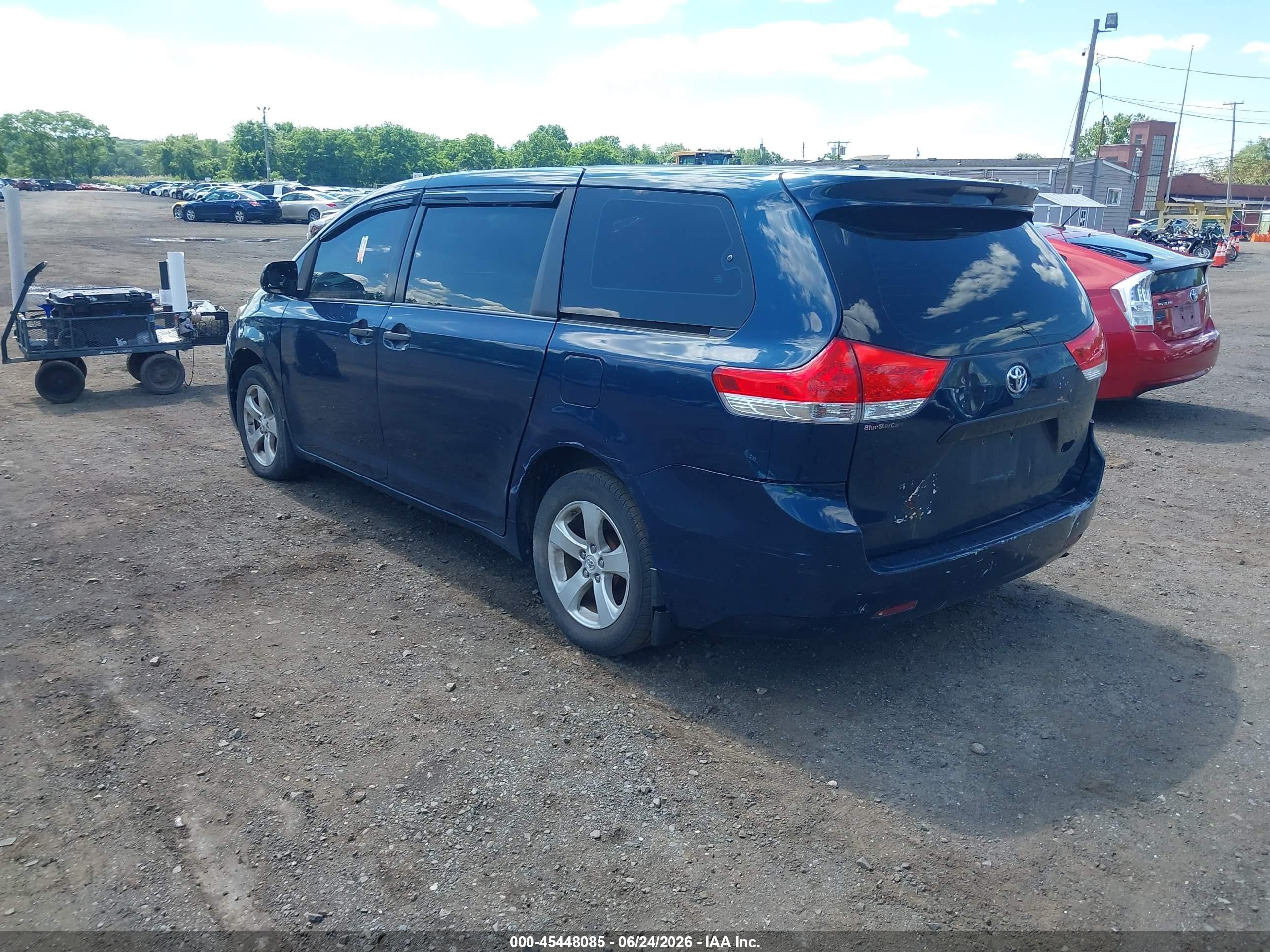 2011 Toyota Sienna   Синий vin: 5TDKA3DC7BS007748