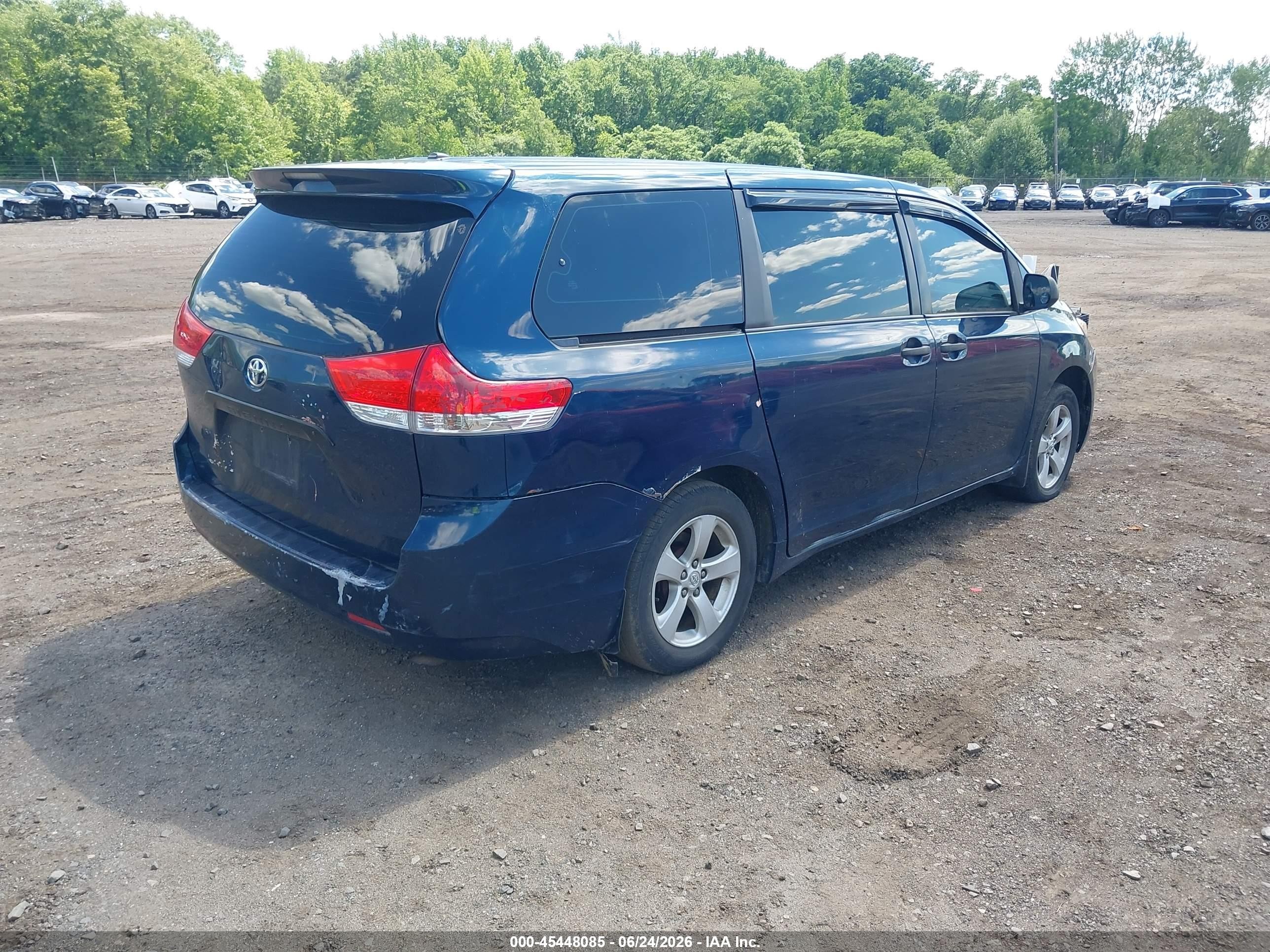 2011 Toyota Sienna   Синий vin: 5TDKA3DC7BS007748