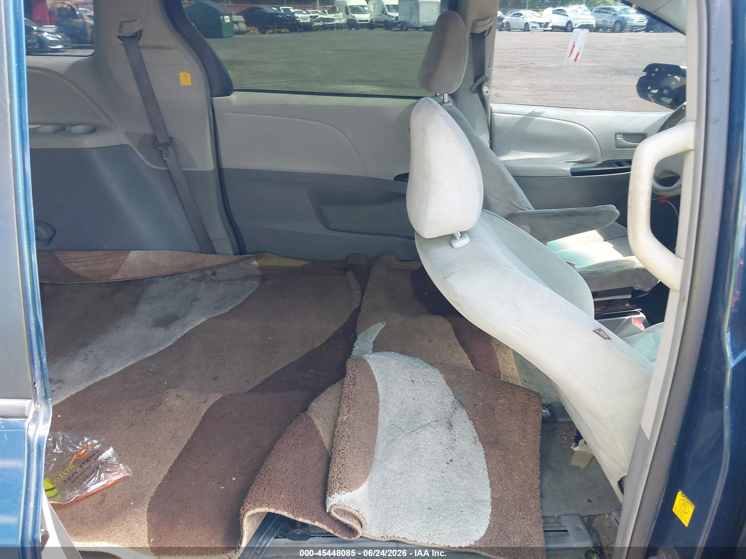 2011 Toyota Sienna   Синий vin: 5TDKA3DC7BS007748