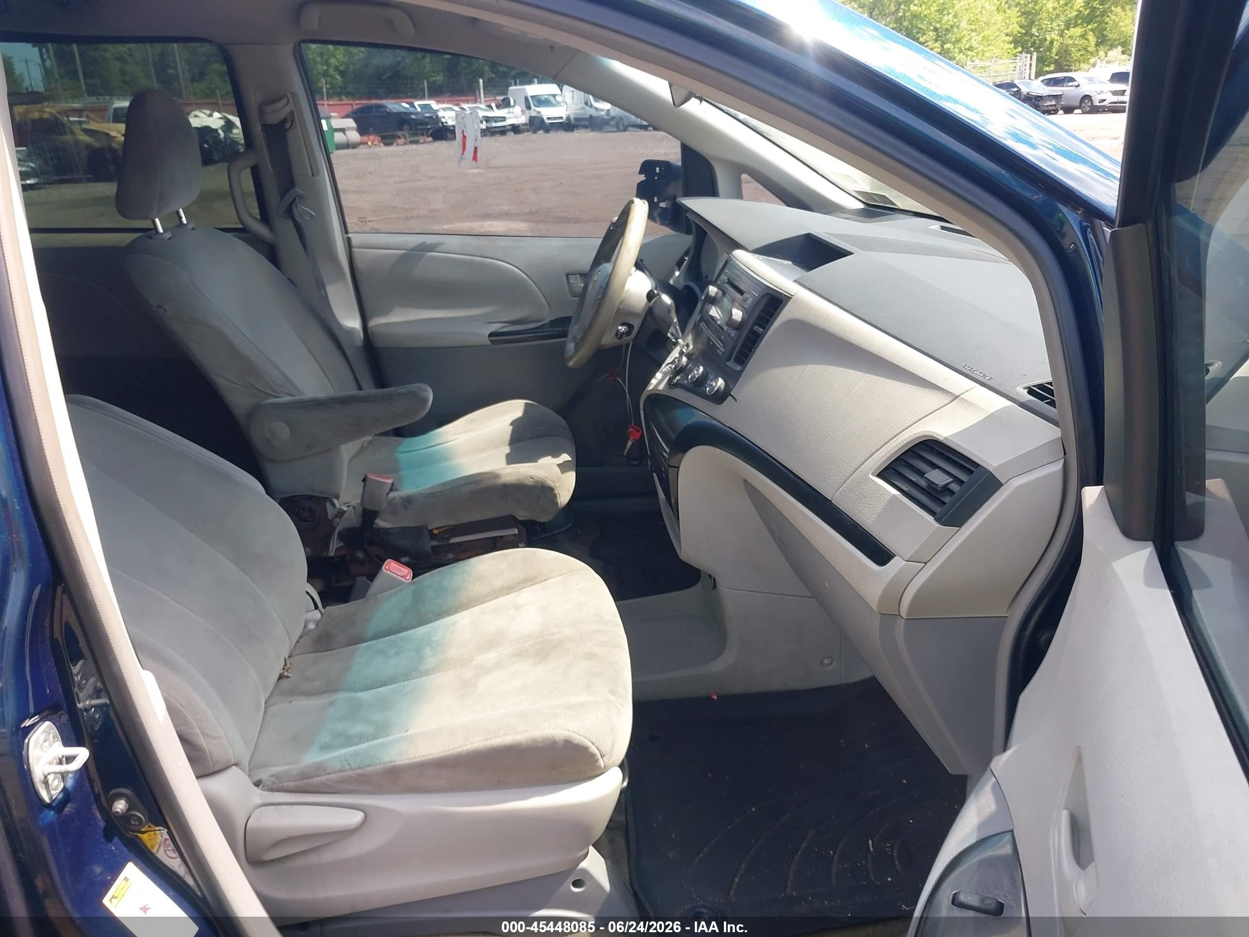 2011 Toyota Sienna   Синий vin: 5TDKA3DC7BS007748