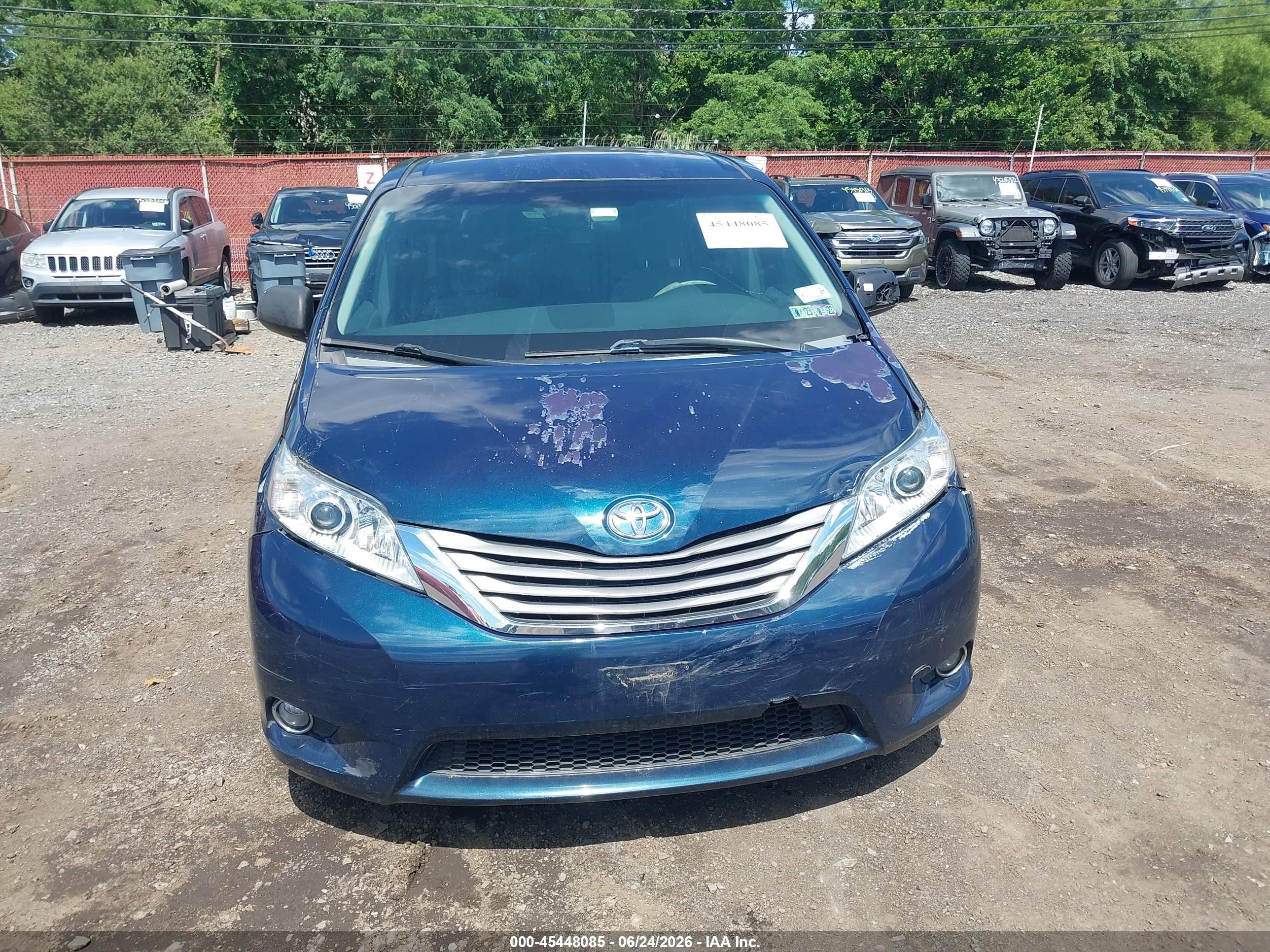 2011 Toyota Sienna   Синий vin: 5TDKA3DC7BS007748