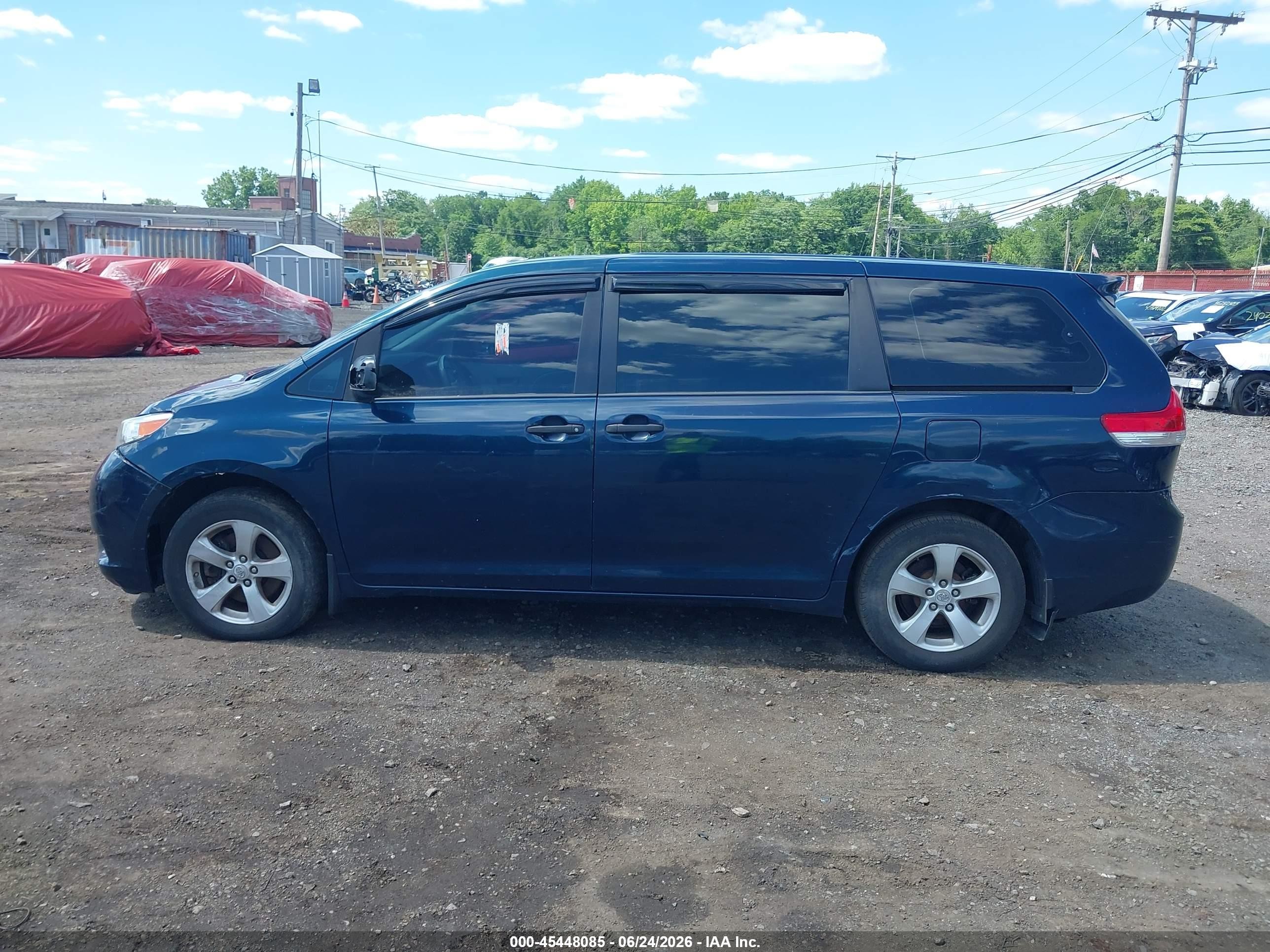 2011 Toyota Sienna   Синий vin: 5TDKA3DC7BS007748