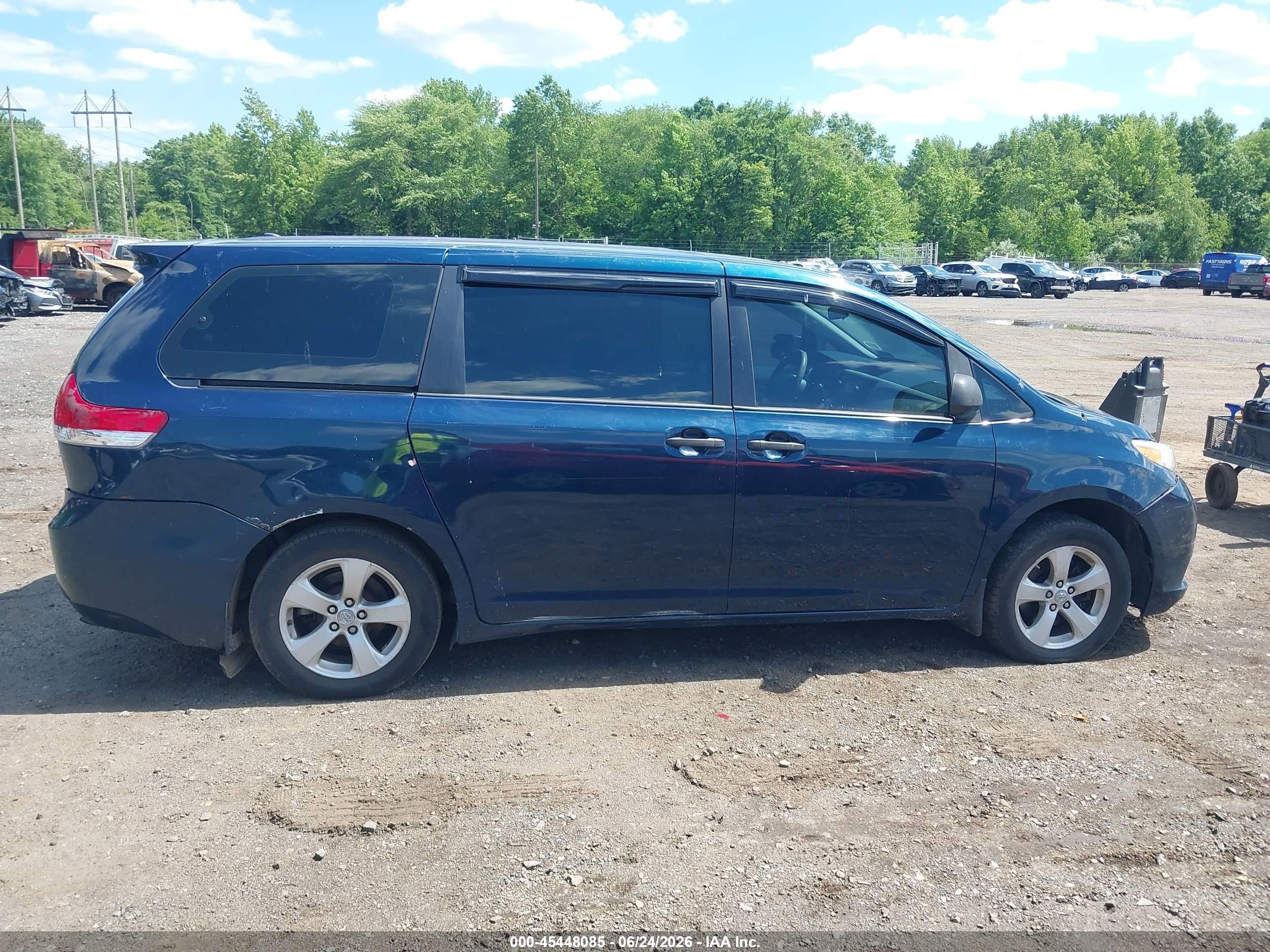 2011 Toyota Sienna   Синий vin: 5TDKA3DC7BS007748