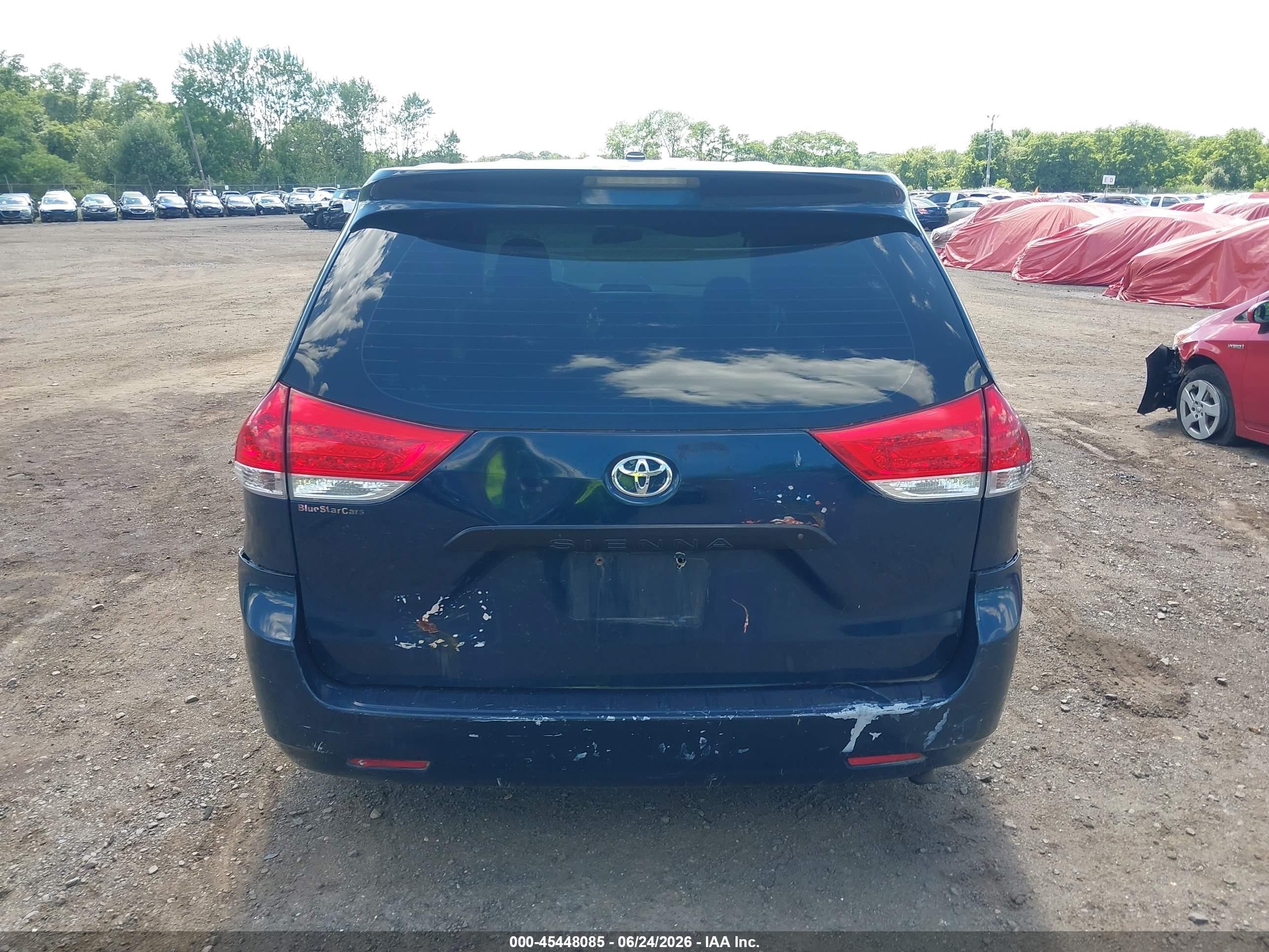 2011 Toyota Sienna   Синий vin: 5TDKA3DC7BS007748