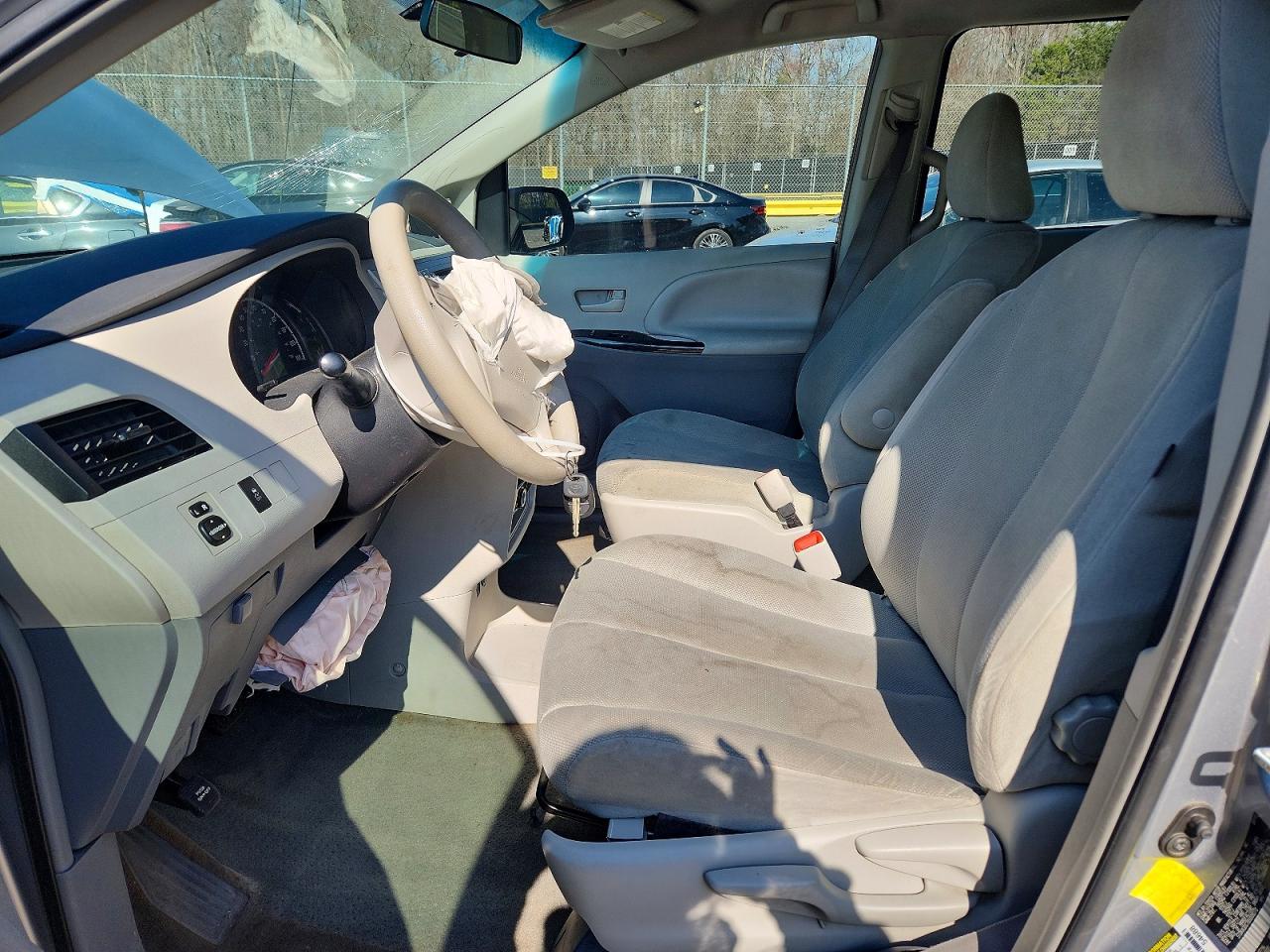 2011 Toyota Sienna Base 7-passenger Silver vin: 5TDKA3DC7BS008270