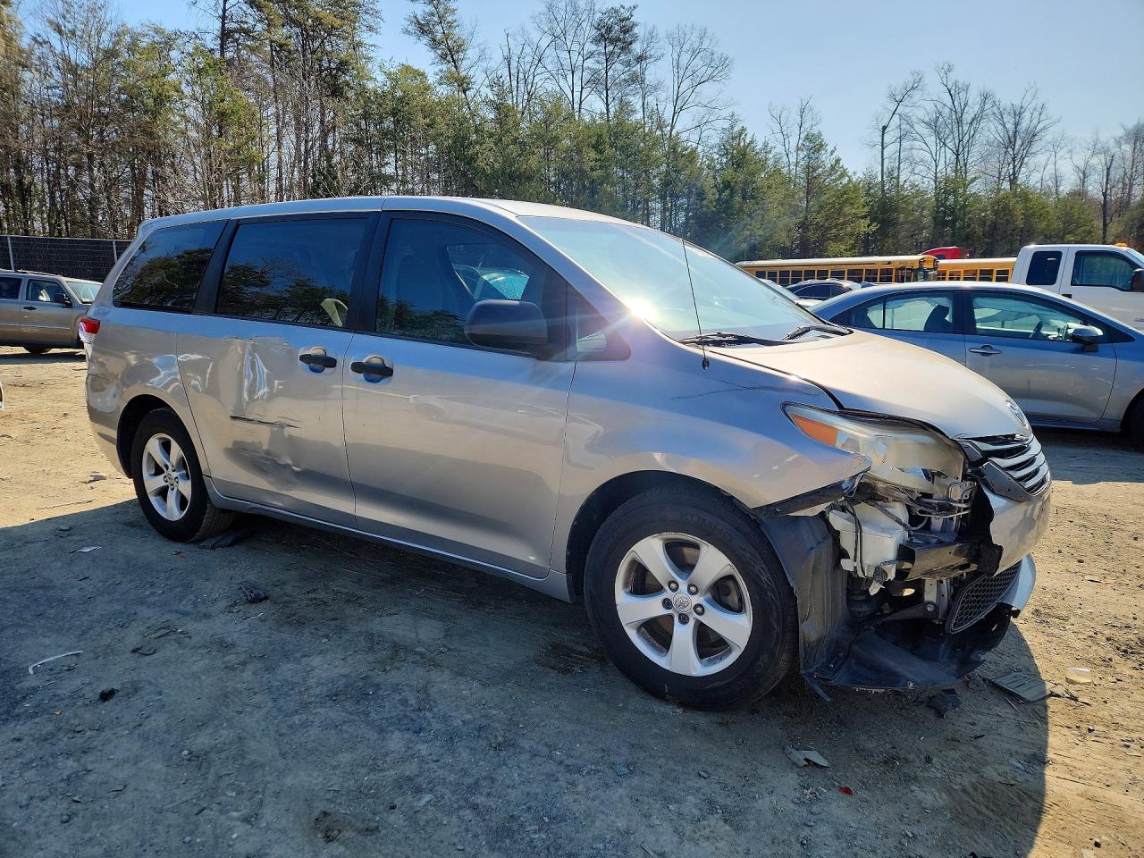 2011 Toyota Sienna Base 7-passenger Silver vin: 5TDKA3DC7BS008270