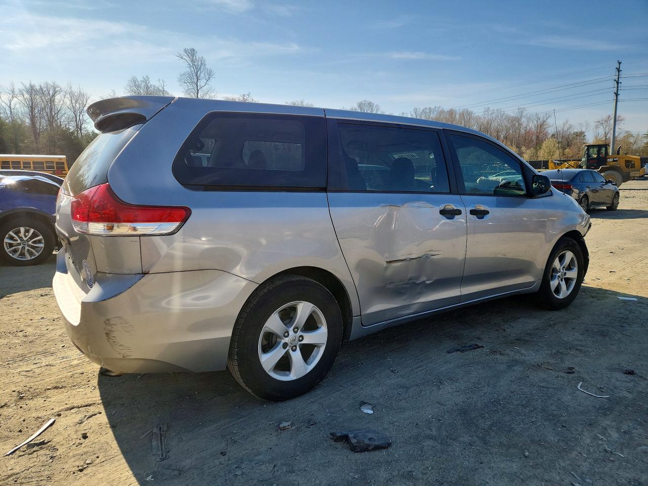 2011 Toyota Sienna Base 7-passenger Silver vin: 5TDKA3DC7BS008270