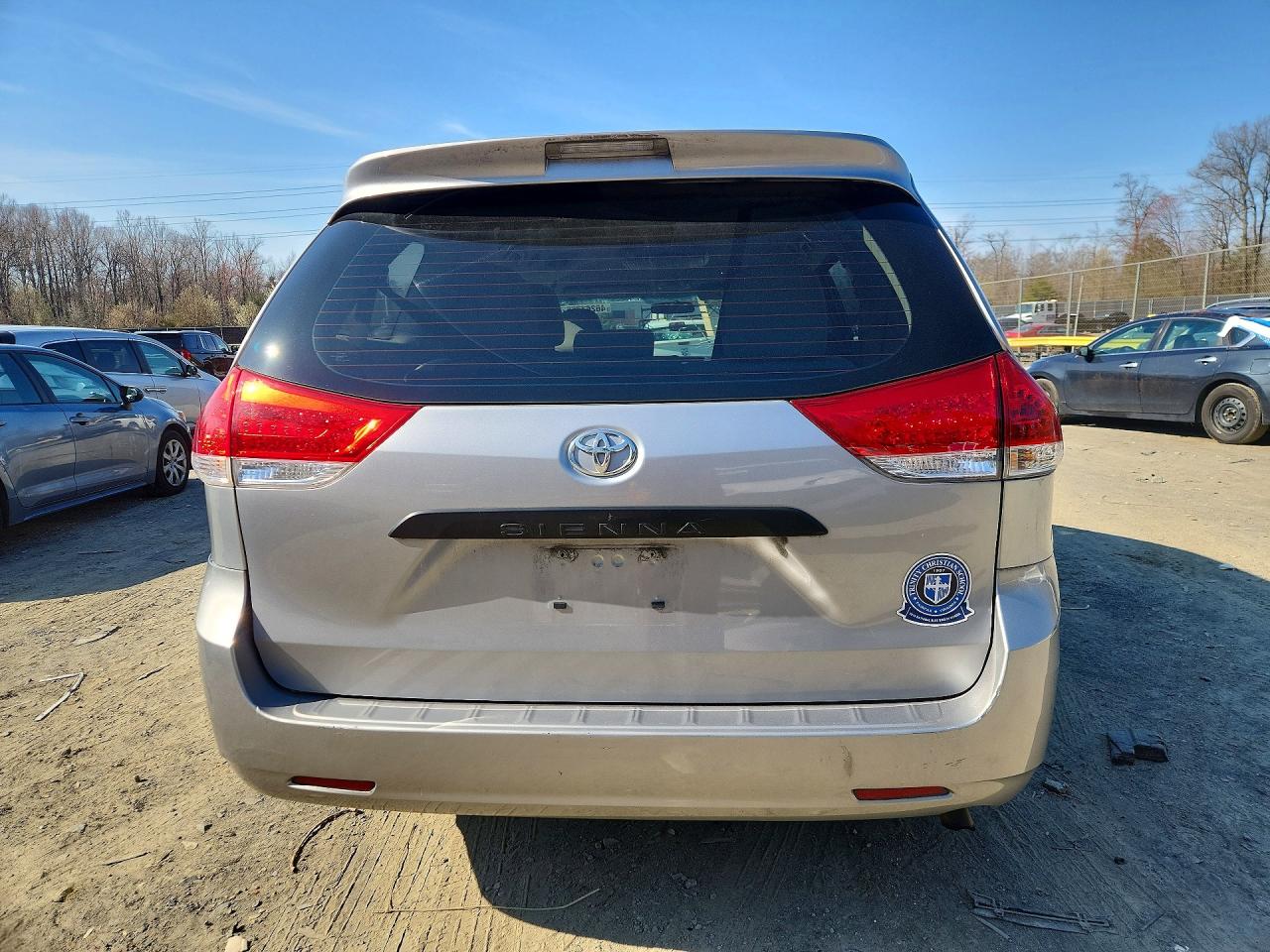 2011 Toyota Sienna Base 7-passenger Silver vin: 5TDKA3DC7BS008270