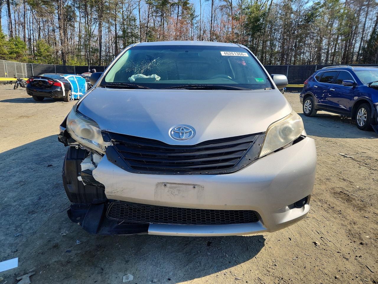 2011 Toyota Sienna Base 7-passenger Silver vin: 5TDKA3DC7BS008270