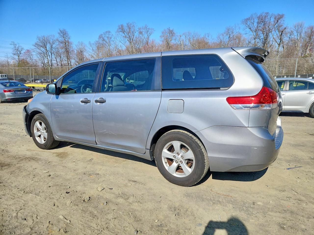 2011 Toyota Sienna Base 7-passenger Silver vin: 5TDKA3DC7BS008270