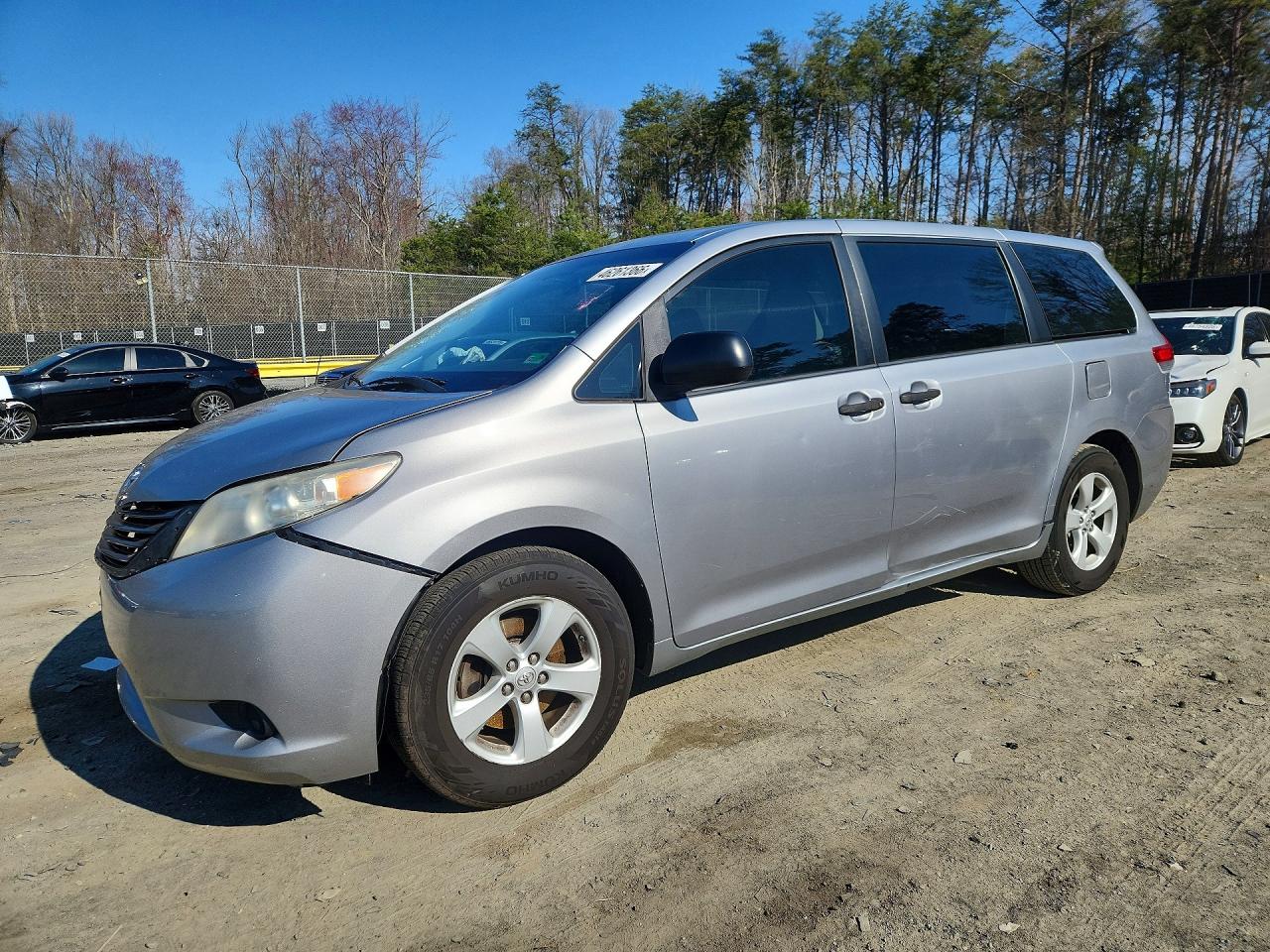 2011 Toyota Sienna Base 7-passenger Silver vin: 5TDKA3DC7BS008270