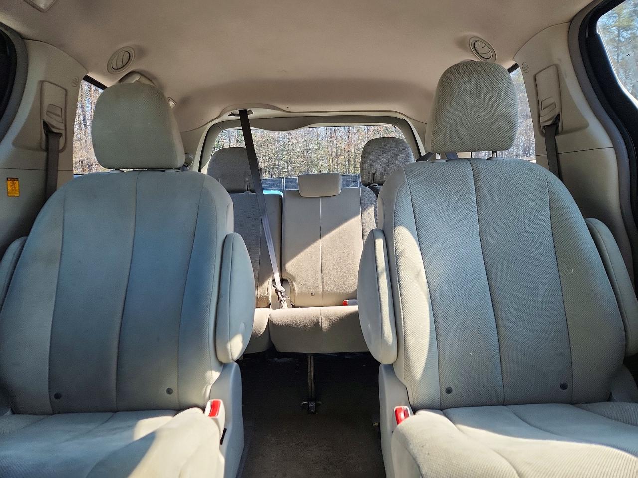 2011 Toyota Sienna Base 7-passenger Silver vin: 5TDKA3DC7BS008270