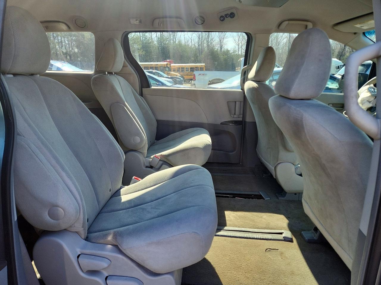 2011 Toyota Sienna Base 7-passenger Silver vin: 5TDKA3DC7BS008270