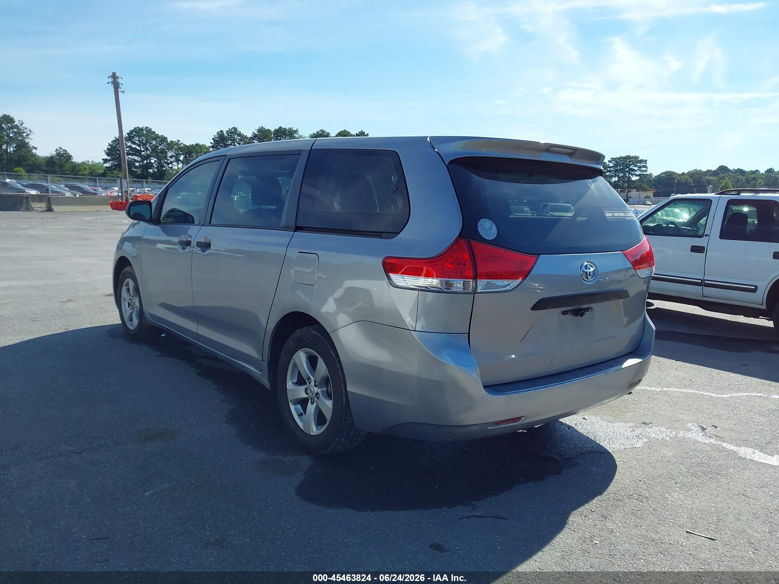 2012 Toyota Sienna Base 7 Passenger Silver vin: 5TDKA3DC7CS013728