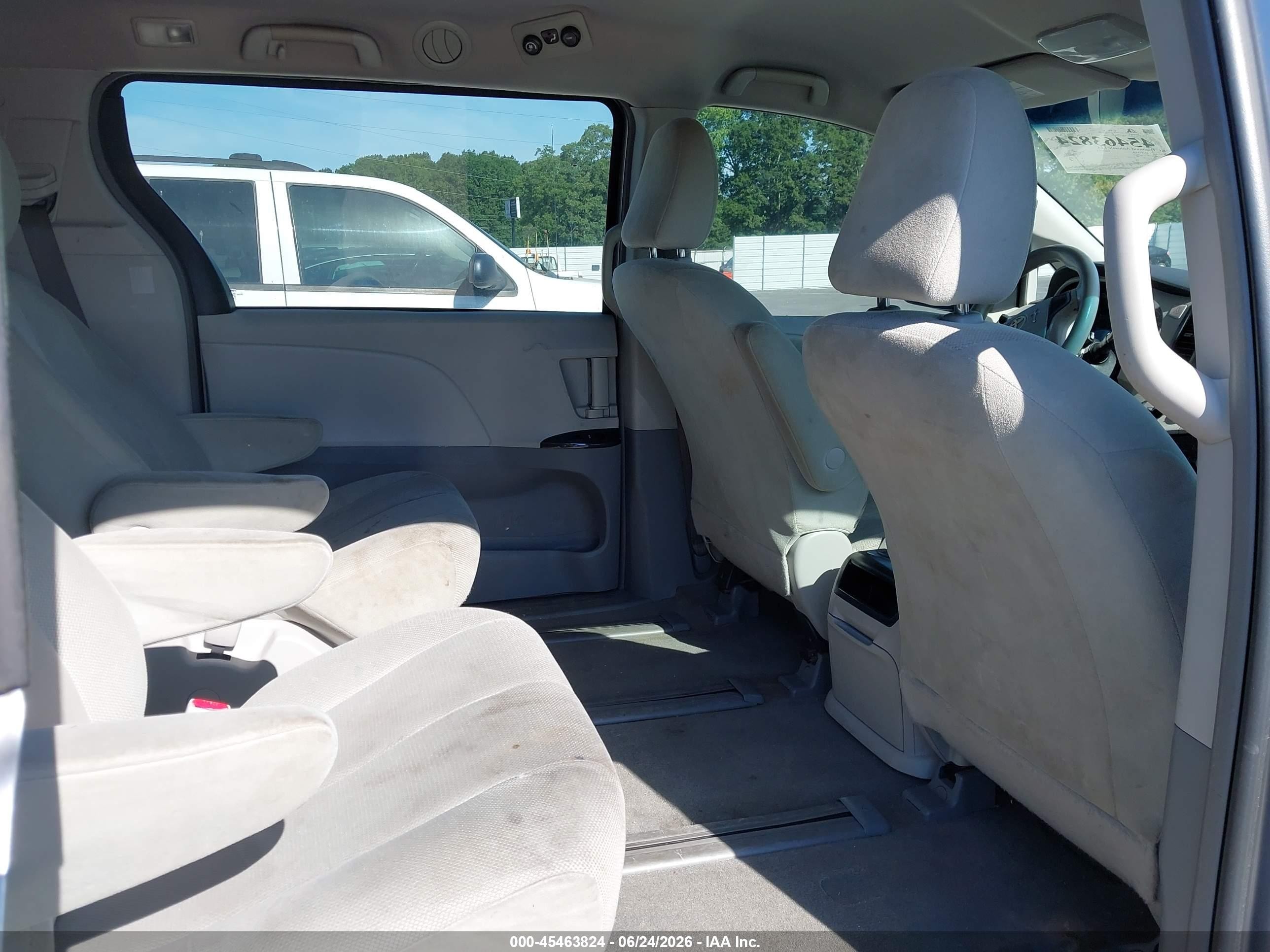 2012 Toyota Sienna Base 7 Passenger Silver vin: 5TDKA3DC7CS013728