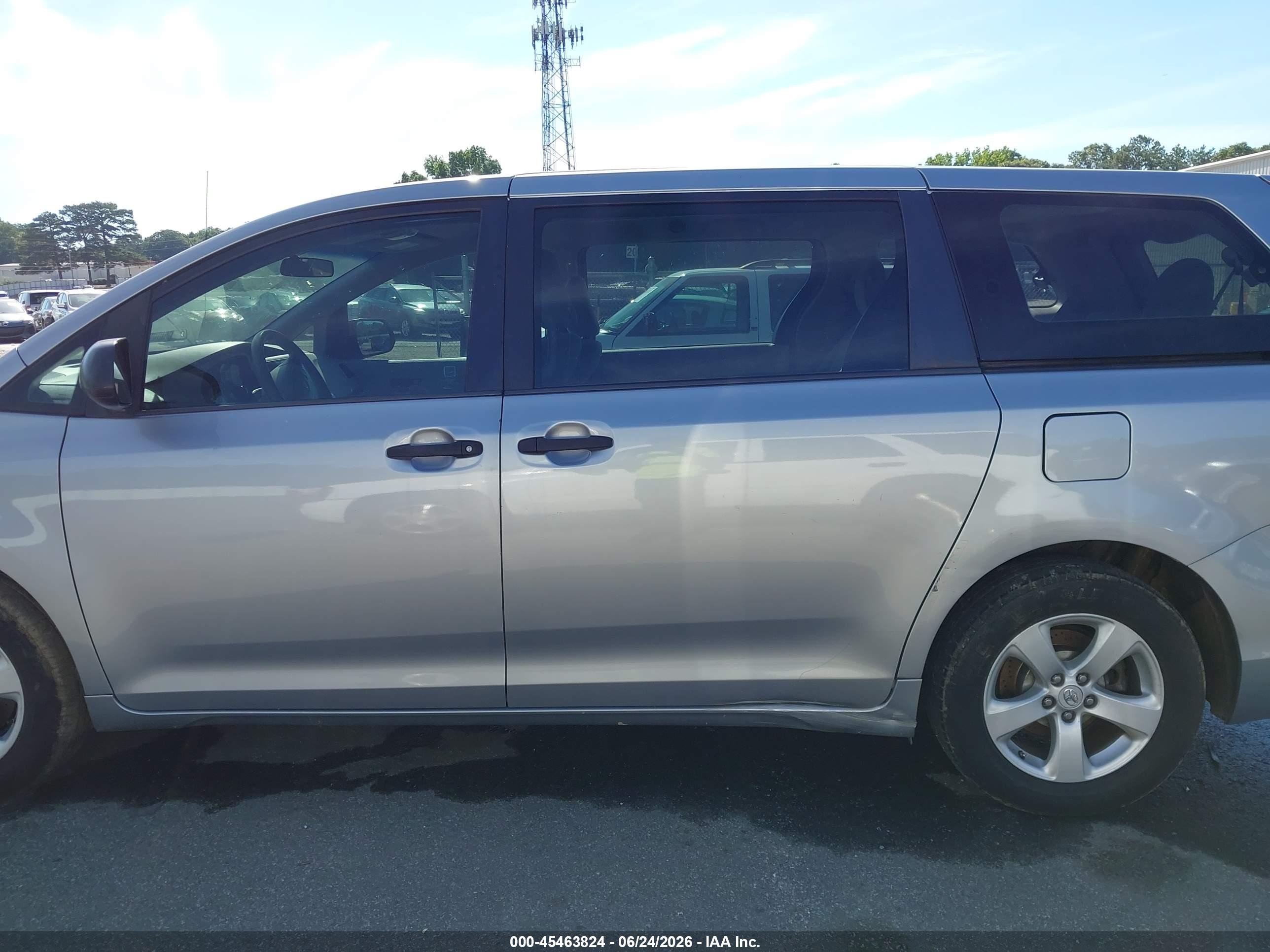 2012 Toyota Sienna Base 7 Passenger Silver vin: 5TDKA3DC7CS013728