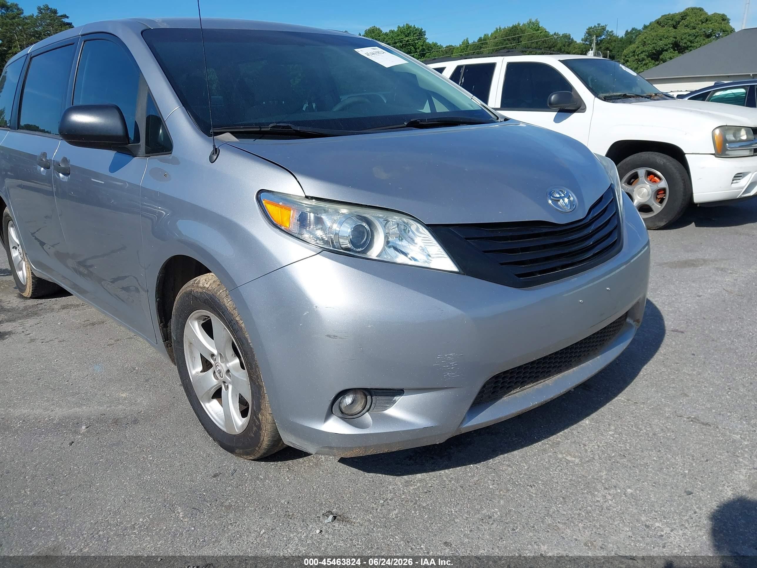 2012 Toyota Sienna Base 7 Passenger Silver vin: 5TDKA3DC7CS013728