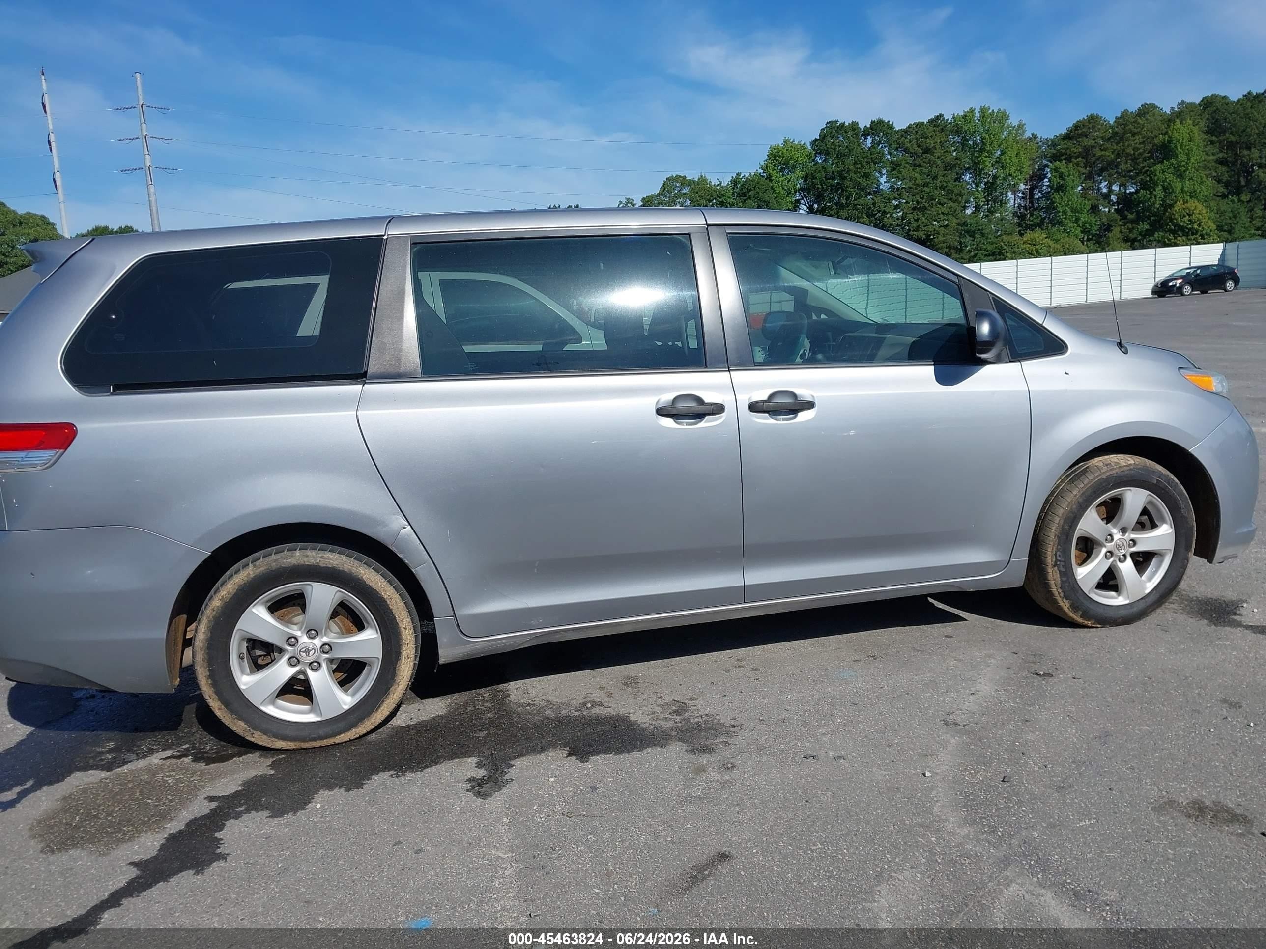 2012 Toyota Sienna Base 7 Passenger Silver vin: 5TDKA3DC7CS013728