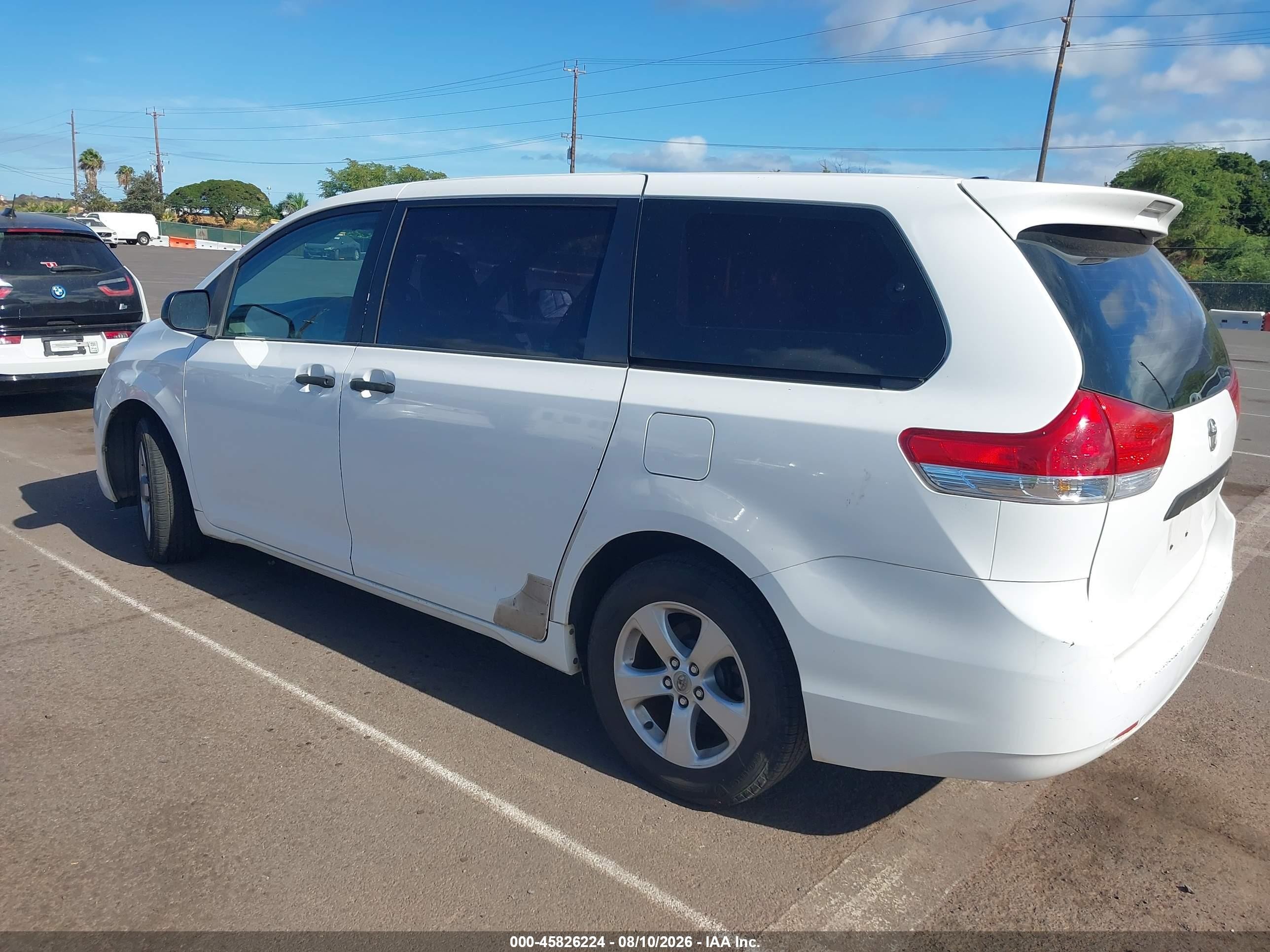 2012 Toyota Sienna Le 8 Passenger White vin: 5TDKA3DC7CS015978