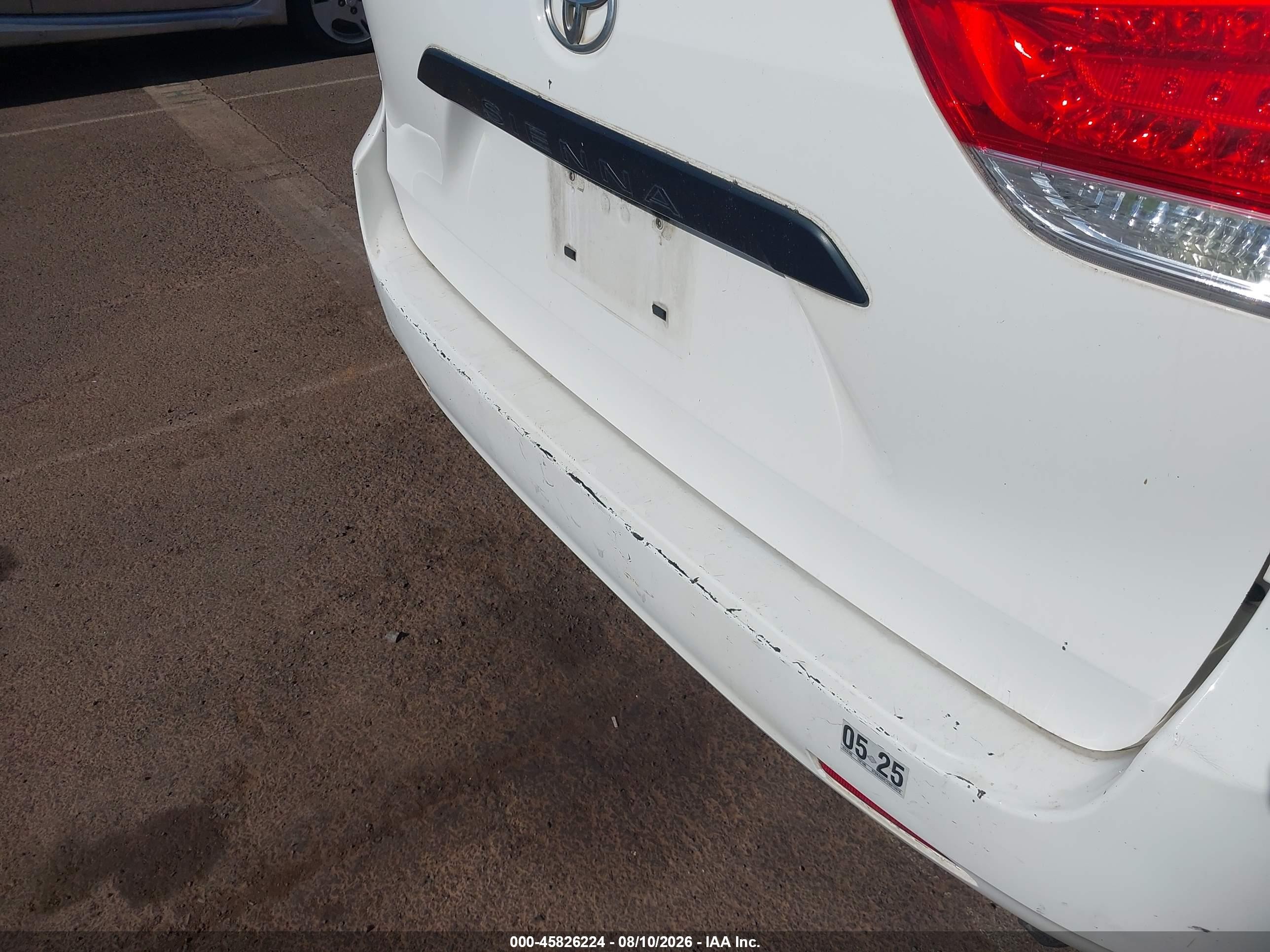 2012 Toyota Sienna Le 8 Passenger White vin: 5TDKA3DC7CS015978