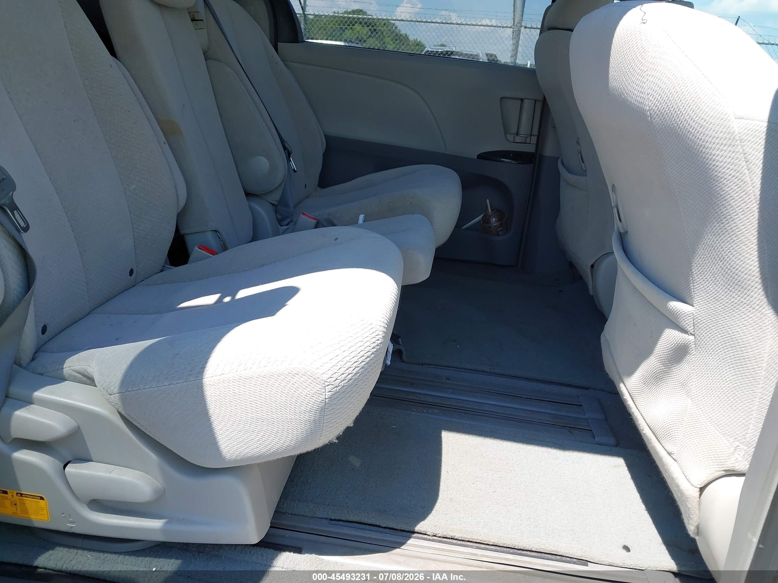 2011 Toyota Sienna Le Silver vin: 5TDKA3DC8BS003675
