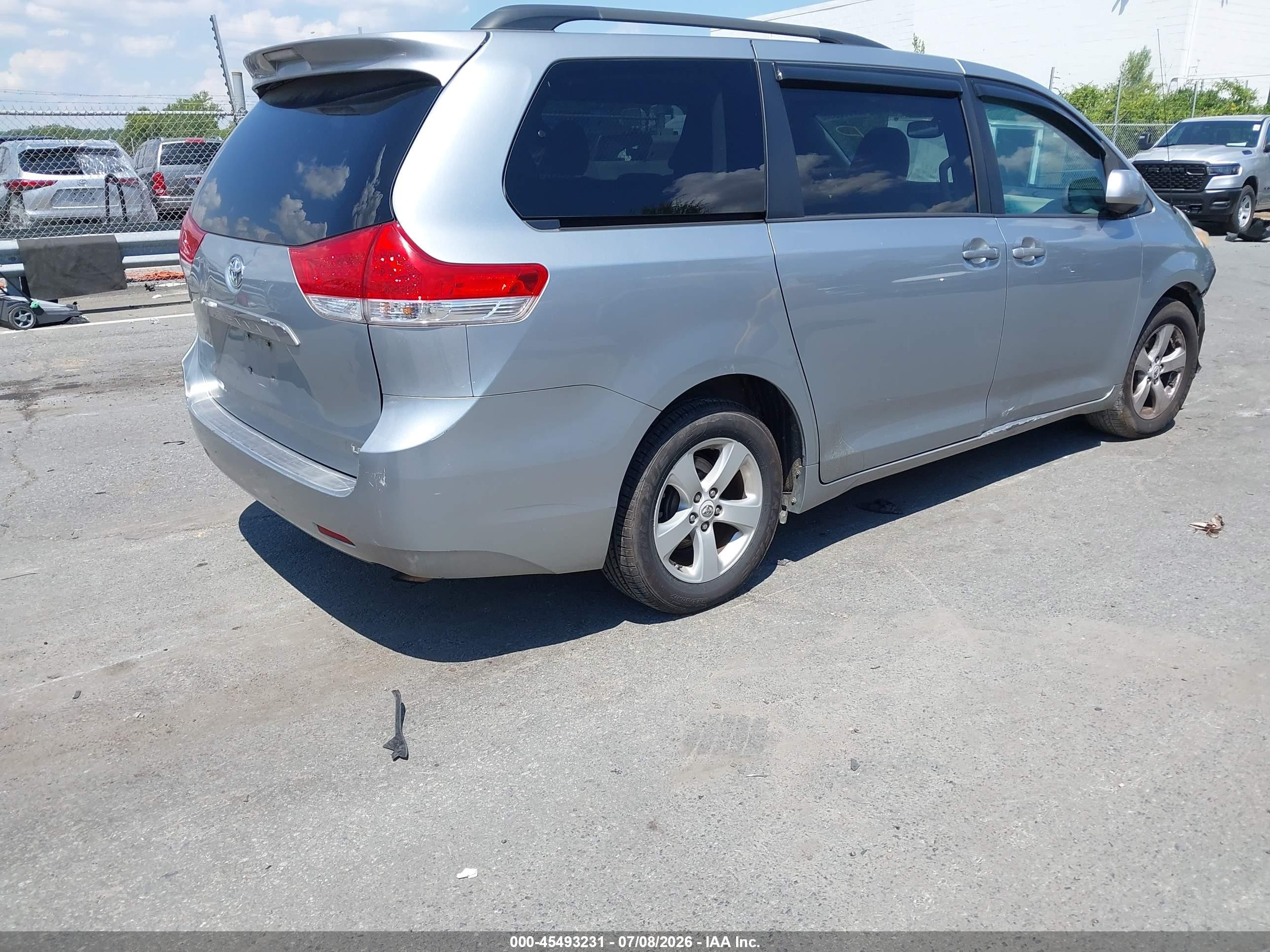 2011 Toyota Sienna Le Silver vin: 5TDKA3DC8BS003675