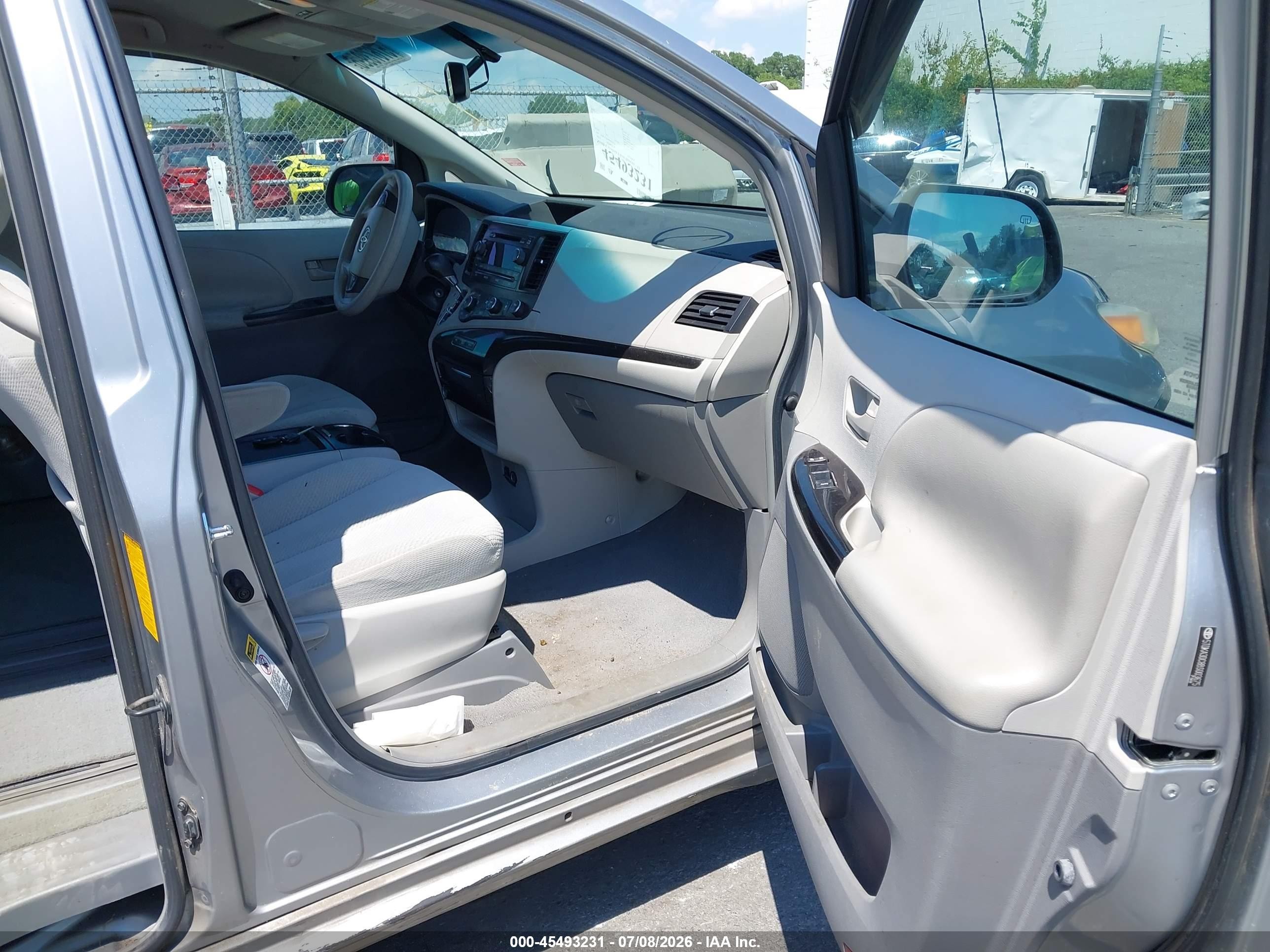 2011 Toyota Sienna Le Silver vin: 5TDKA3DC8BS003675